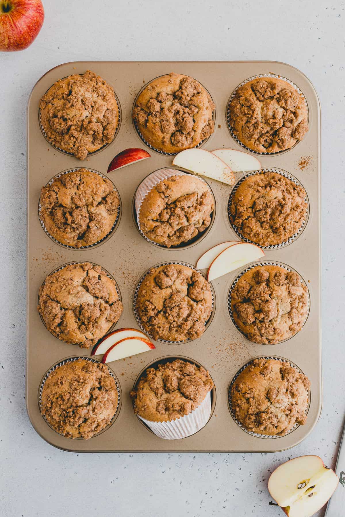 eine muffinform mit apfel zimt muffins