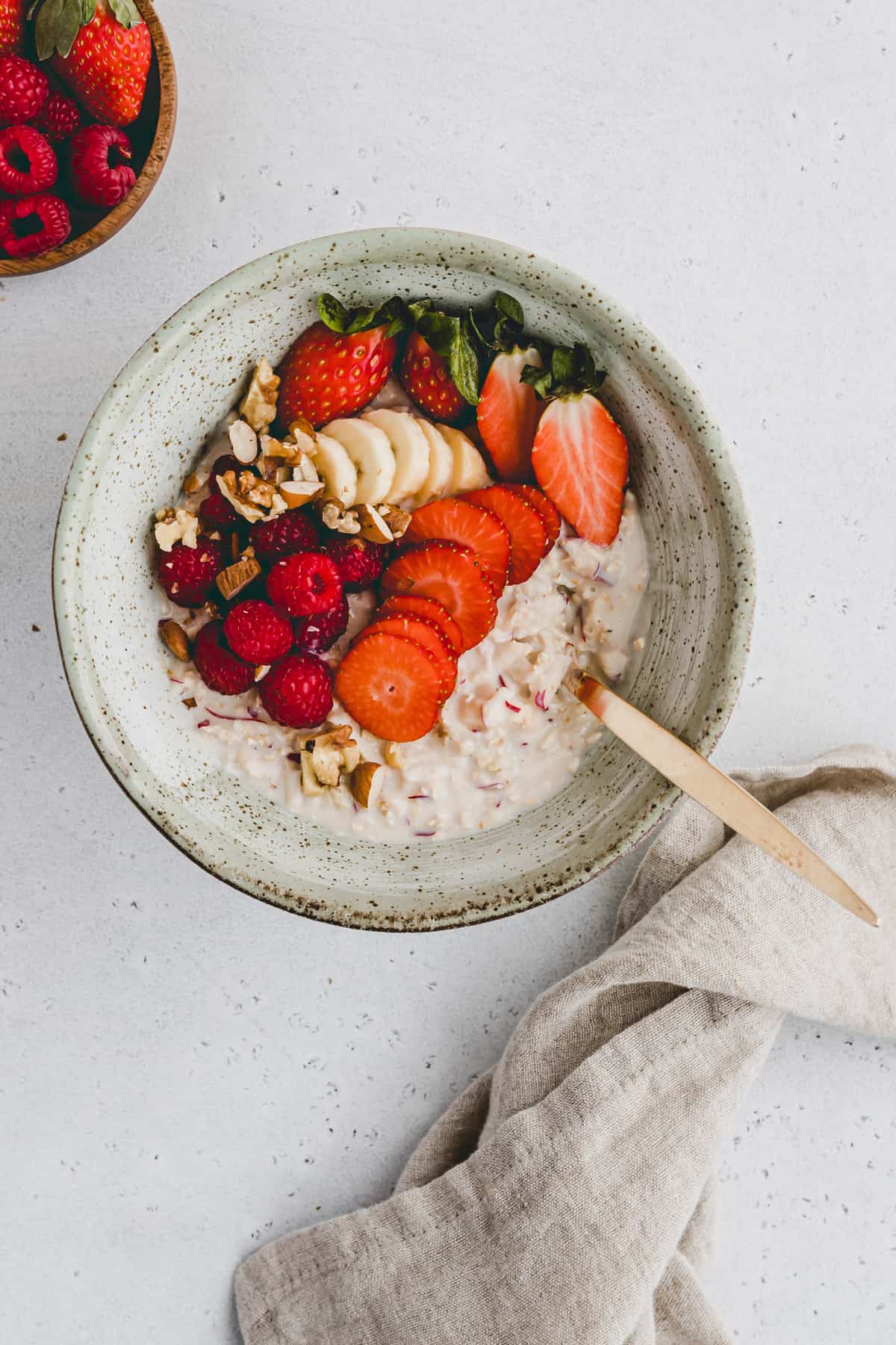 birchermüesli in einer schüssel mit frischen beeren