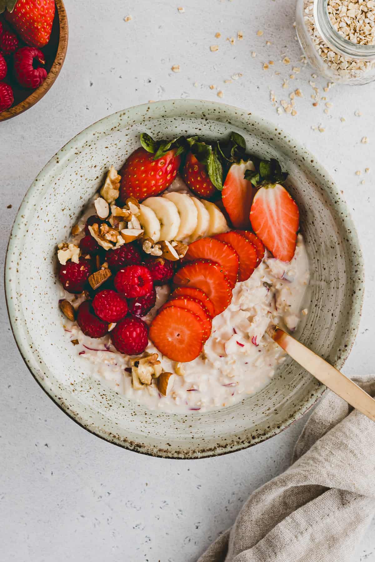 vegane birchermüsli in einer schüssel