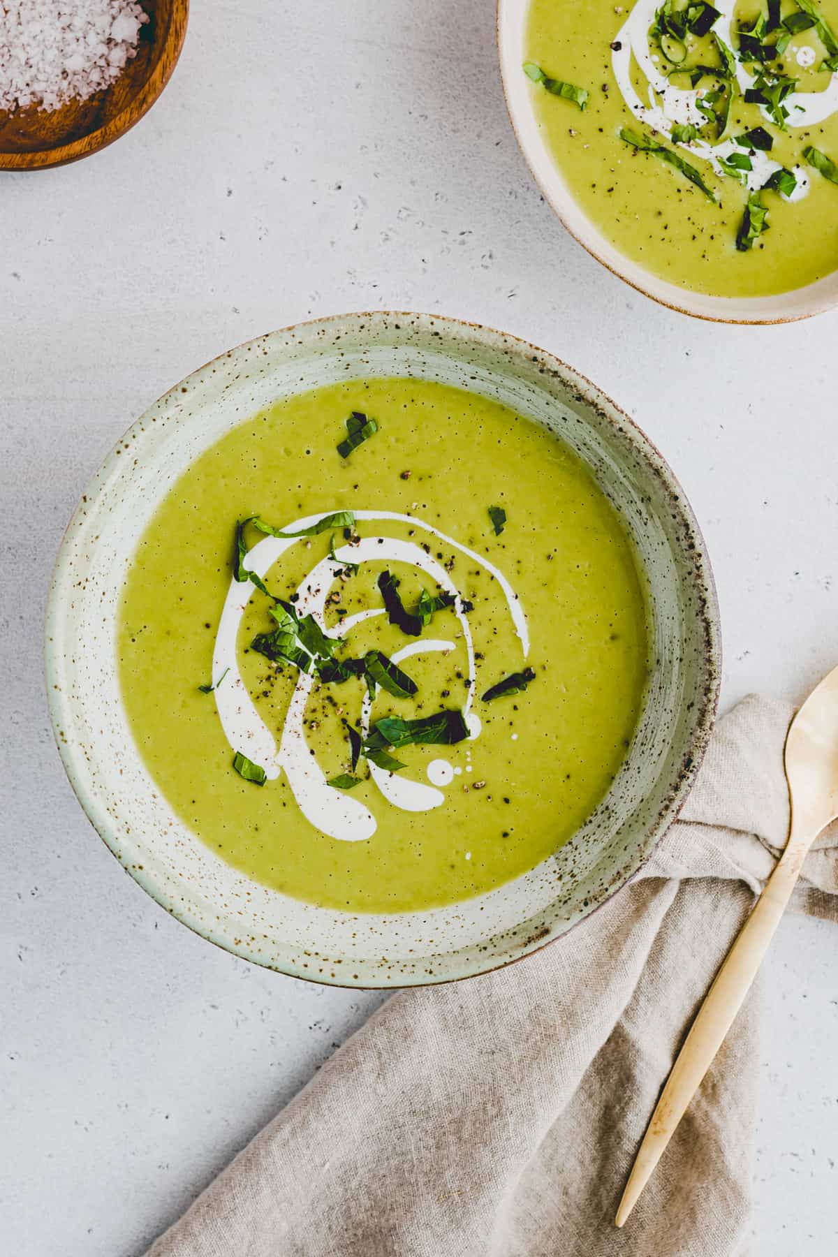 brokkolisuppe in zwei tellern