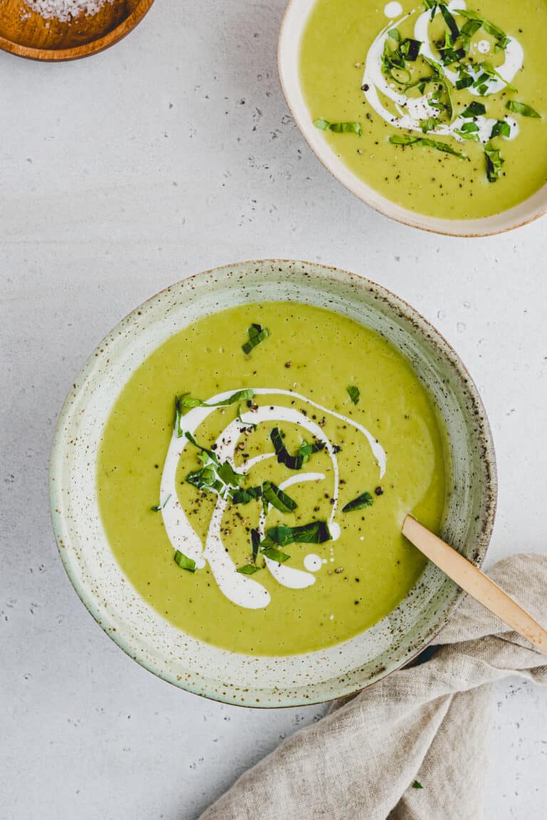 brokkolisuppe mit kartoffeln in suppenteller