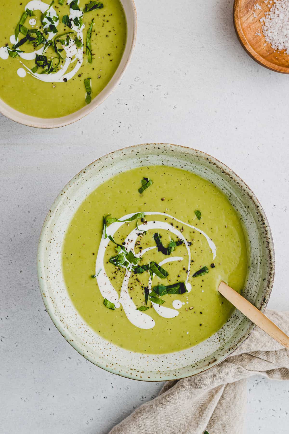 cremige brokkoli suppe mit petersilie verziert