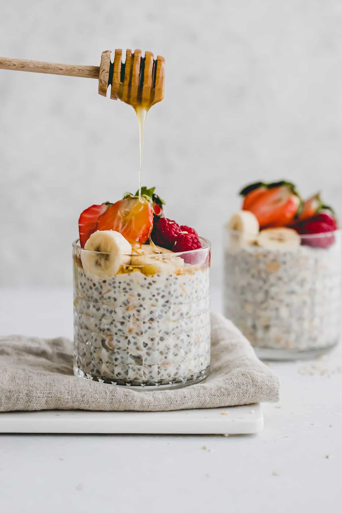 ahornsirup tropft auf ein glas mit overnight oats