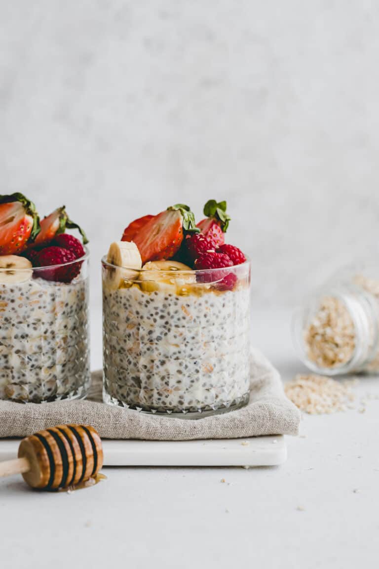 overnight oats in gläsern mit frischen beeren