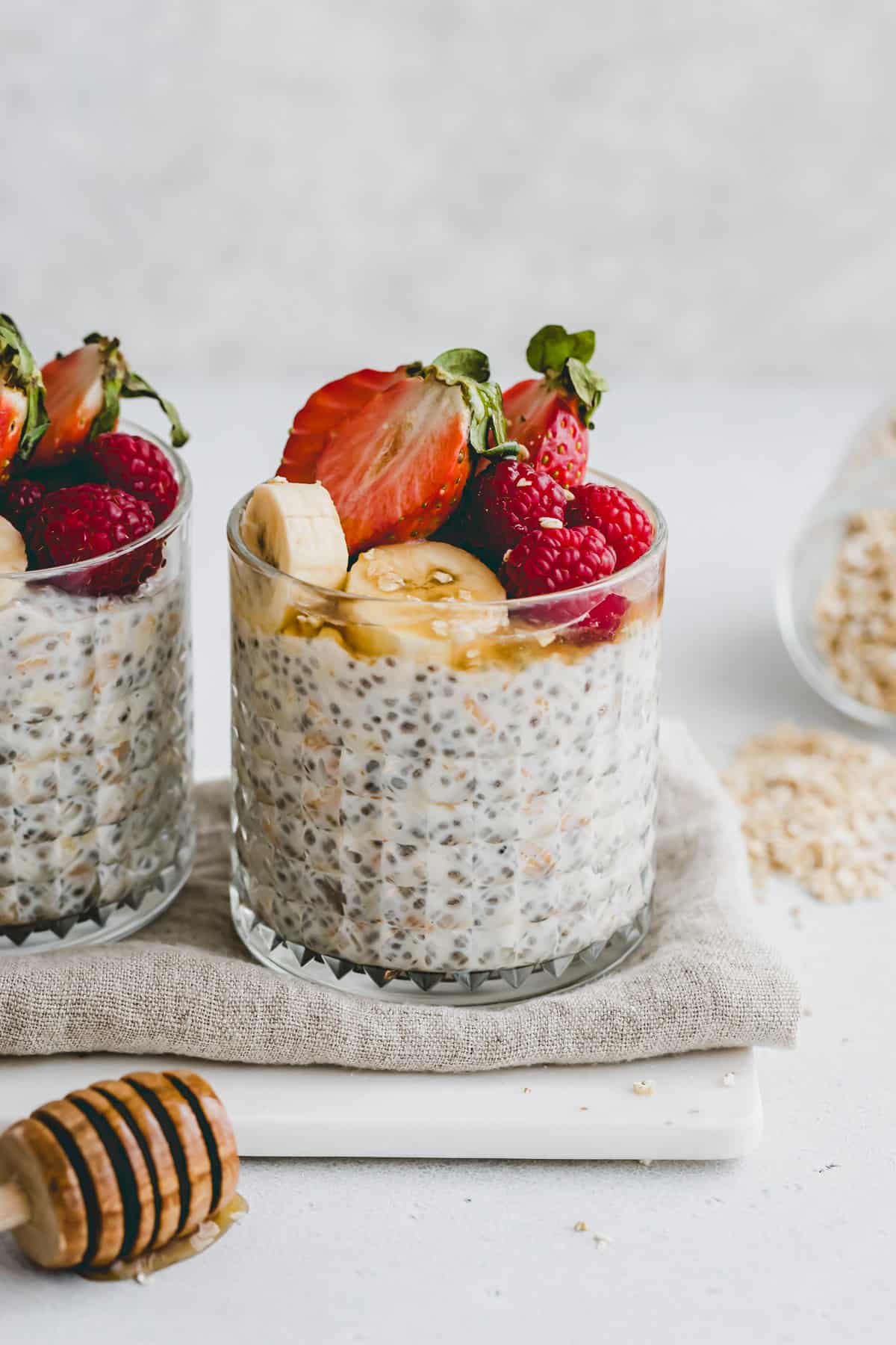 vegane overnight oats mit frischem obst dekoriert