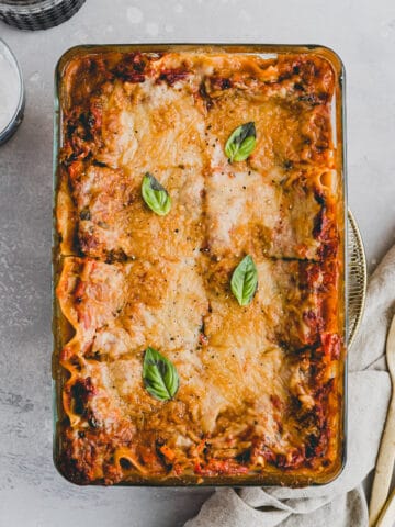 vegane lasagne bolognese in einer auflaufform