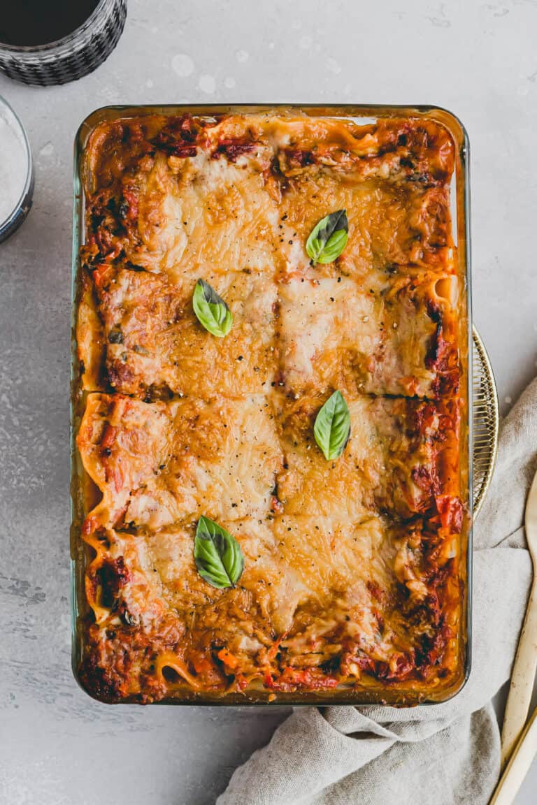 vegane lasagne bolognese in einer auflaufform