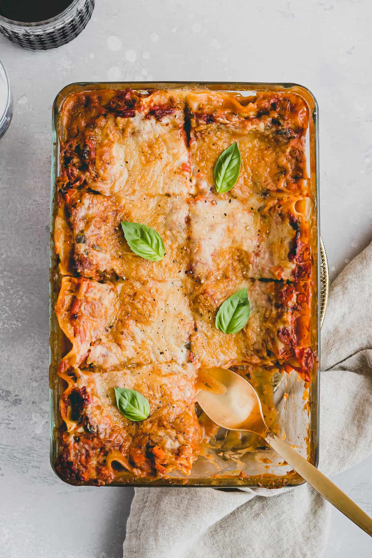 geschnittene lasagne bolognese mit veganem hack in einer auflaufform