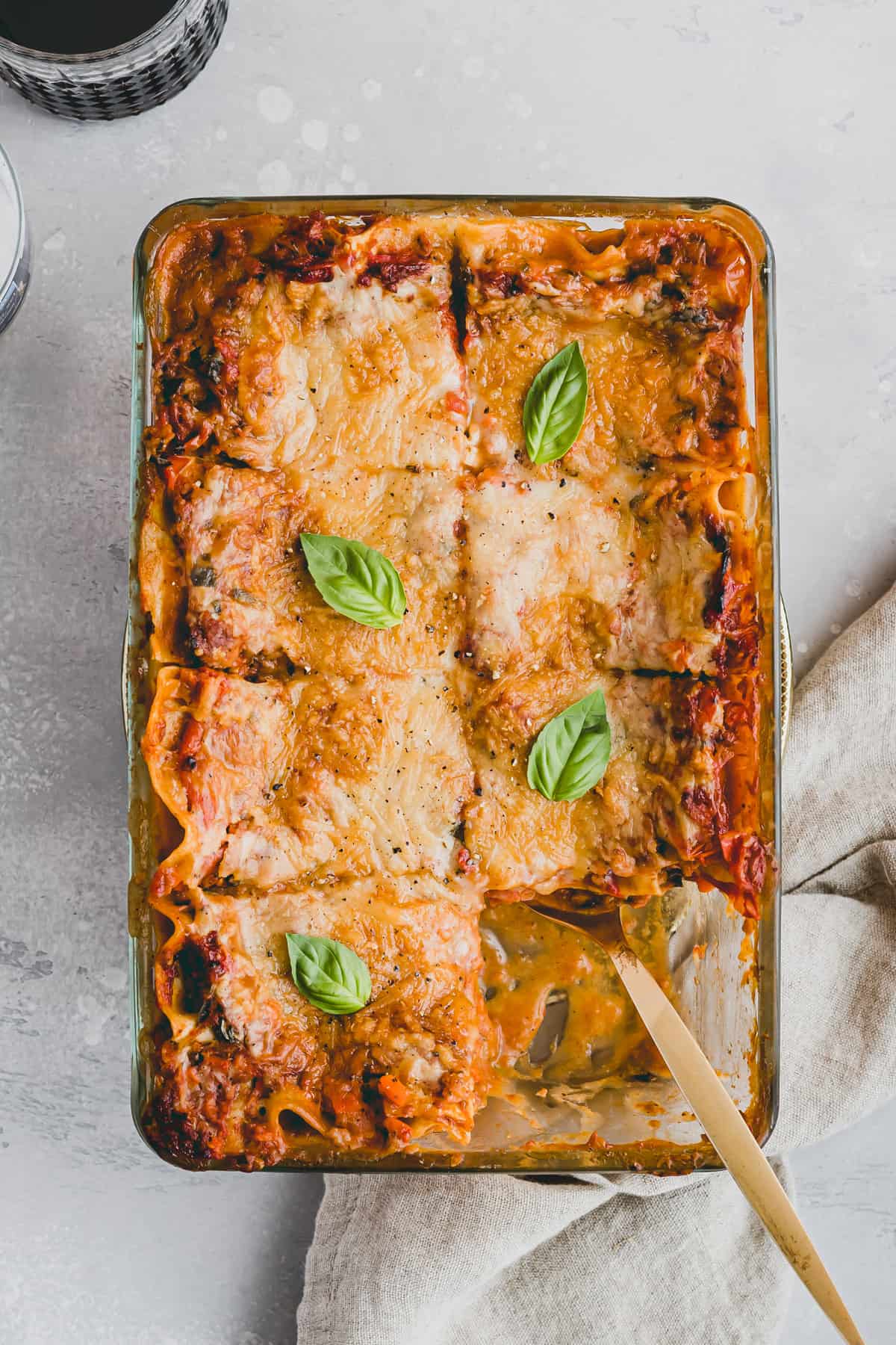 geschnittene vegane bolognese lasagne in einer auflaufform