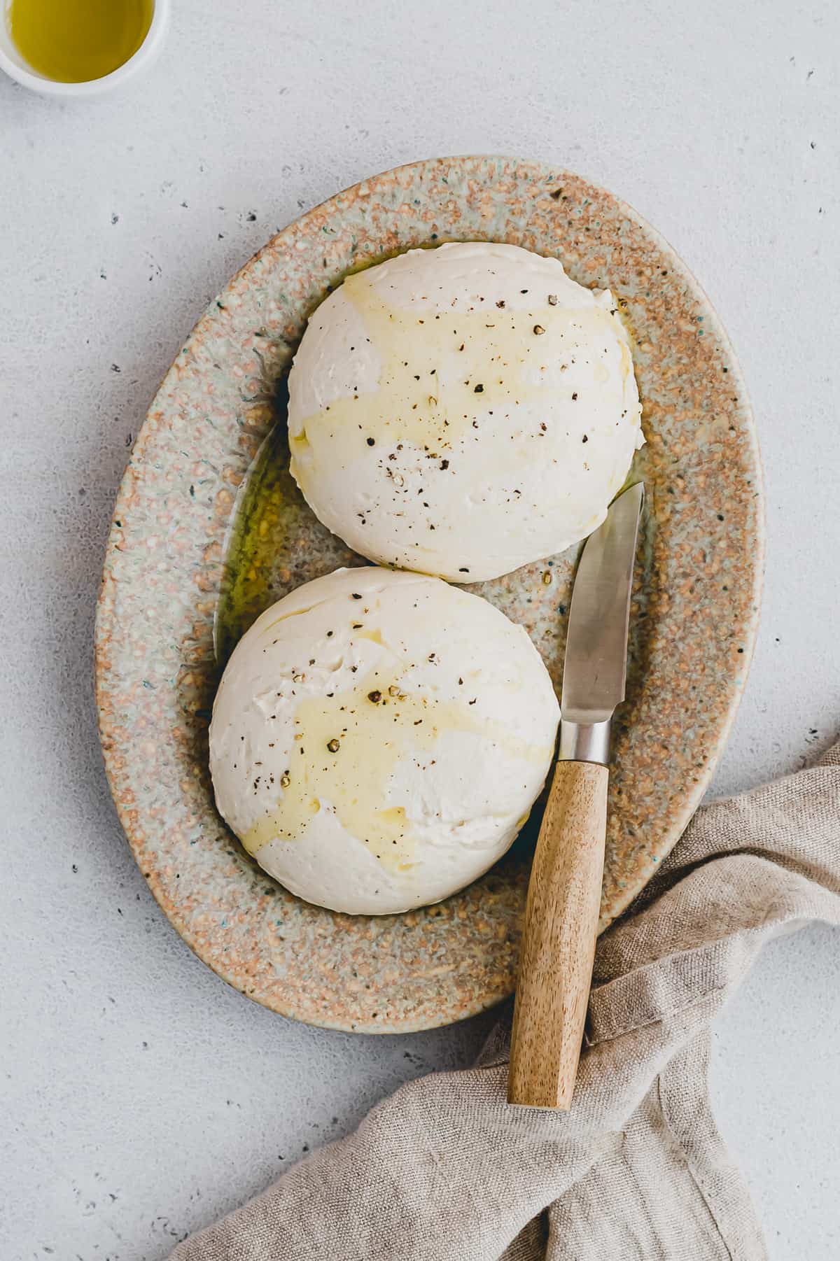 veganer mozzarella käse auf einem teller