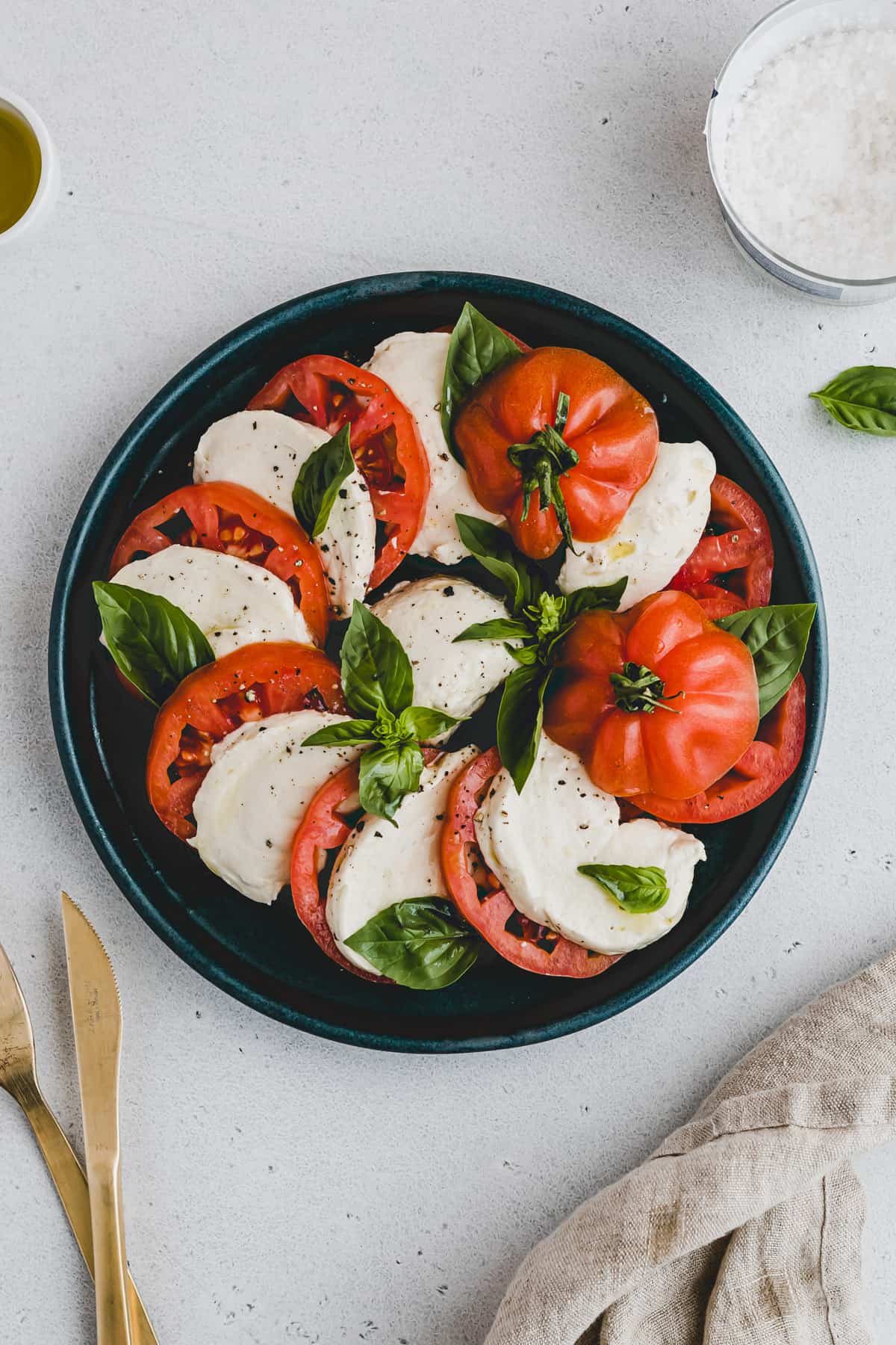 caprese salat mit veganem mozzarella