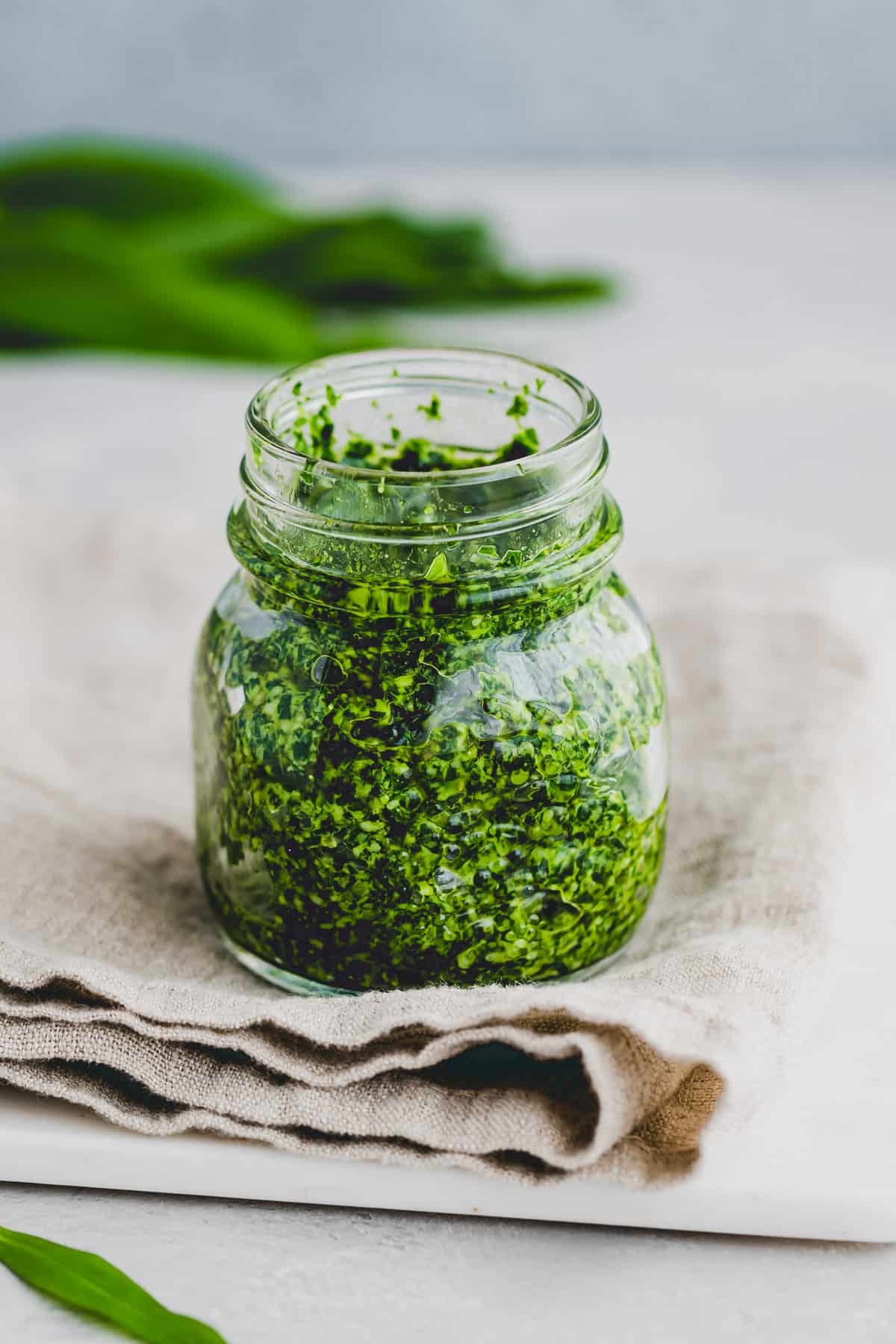 selbstgemachtes bärlauchpesto in einem einmachglas