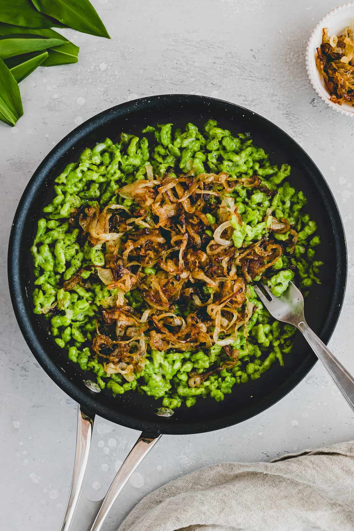 eine bratpfanne mit selbstgemachten bärlauchspätzle