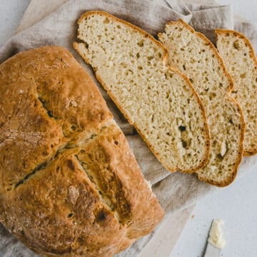 schnelles brot ohne hefe in scheiben geschnitten