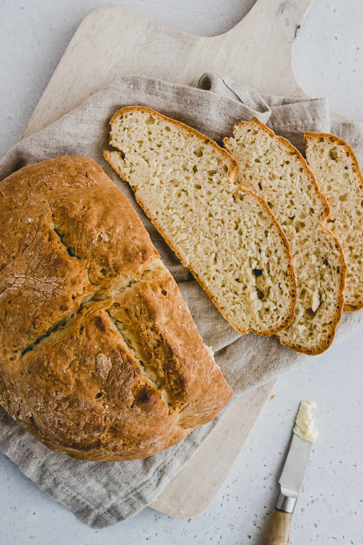 schnelles brot ohne hefe in scheiben geschnitten