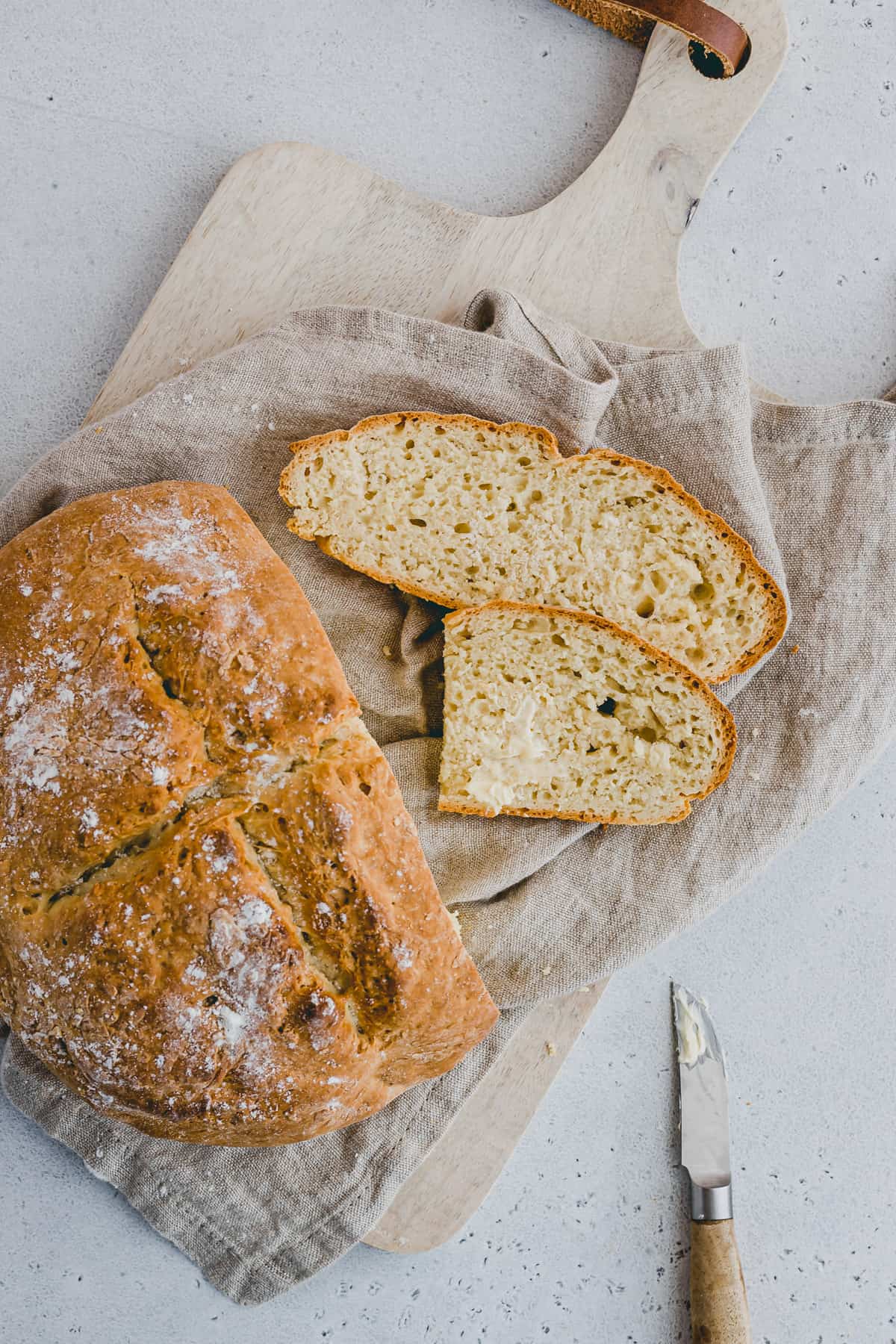 gebackenes brot mit backpulver auf einem servierbrett