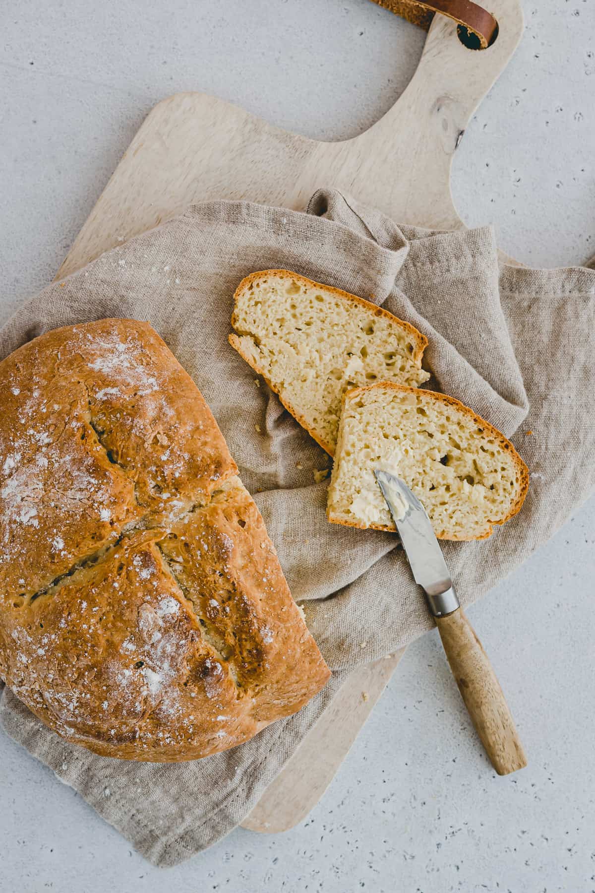 schnelles brot in scheiben geschnitten