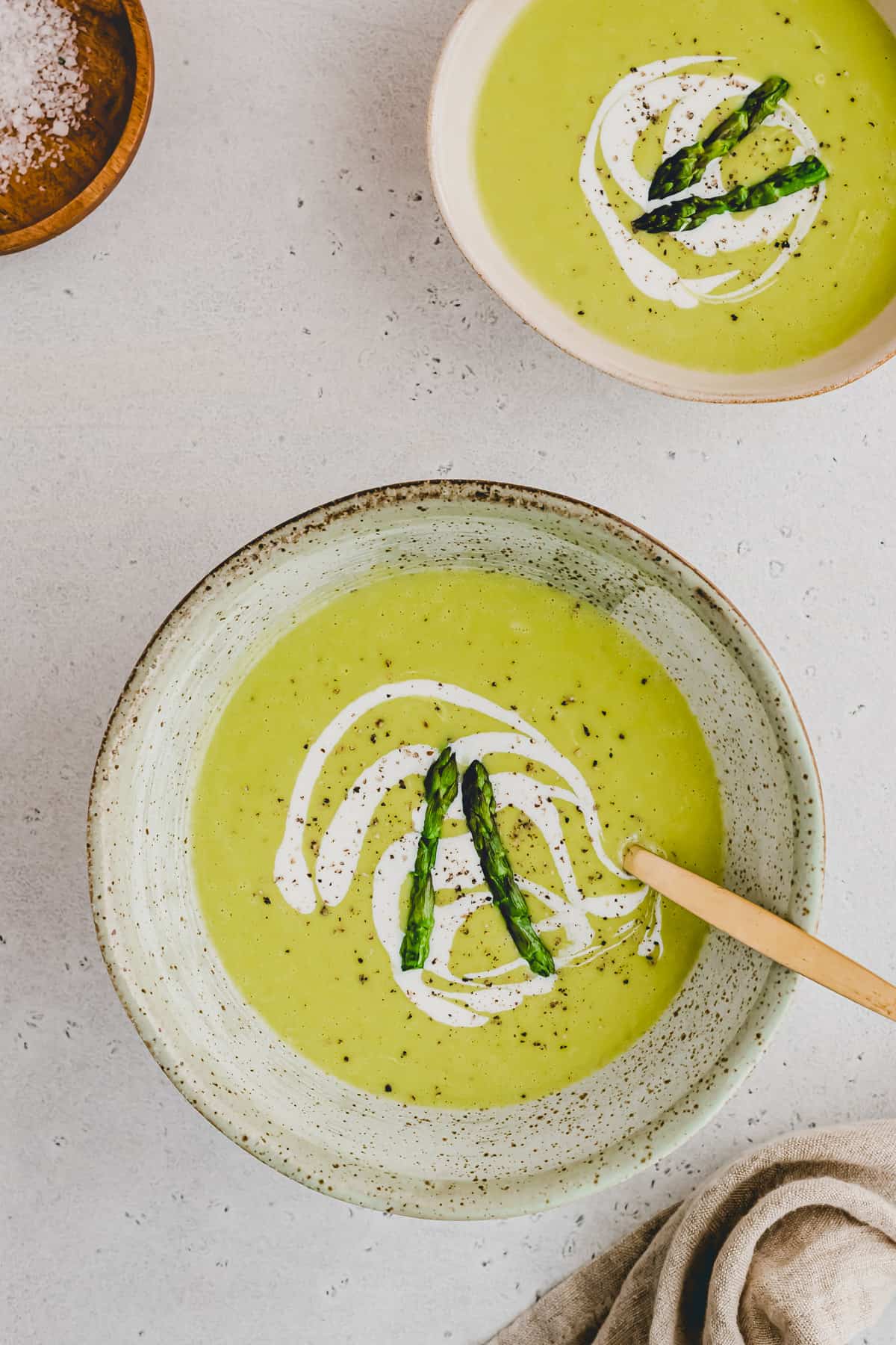 grüne spargelsuppe mit spargeln dekoriert