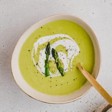 grüne spargelsuppe in einer schüssel