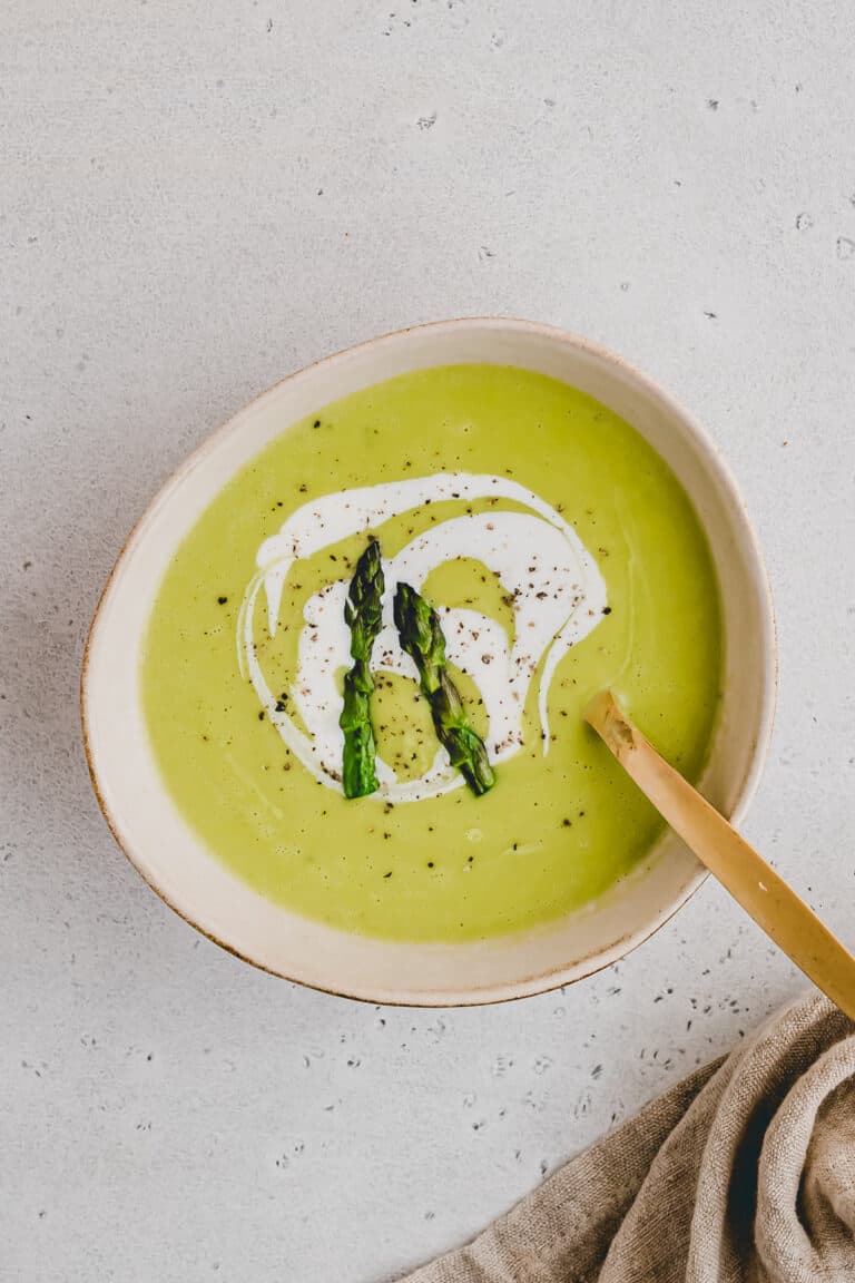 grüne spargelsuppe in einer schüssel