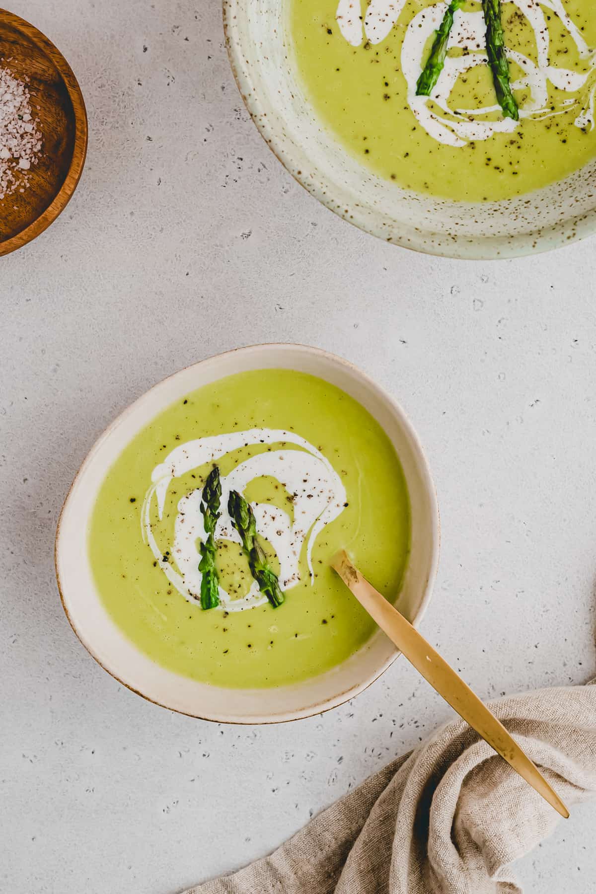 vegane grüne spargelsuppe in einer schüssel serviert