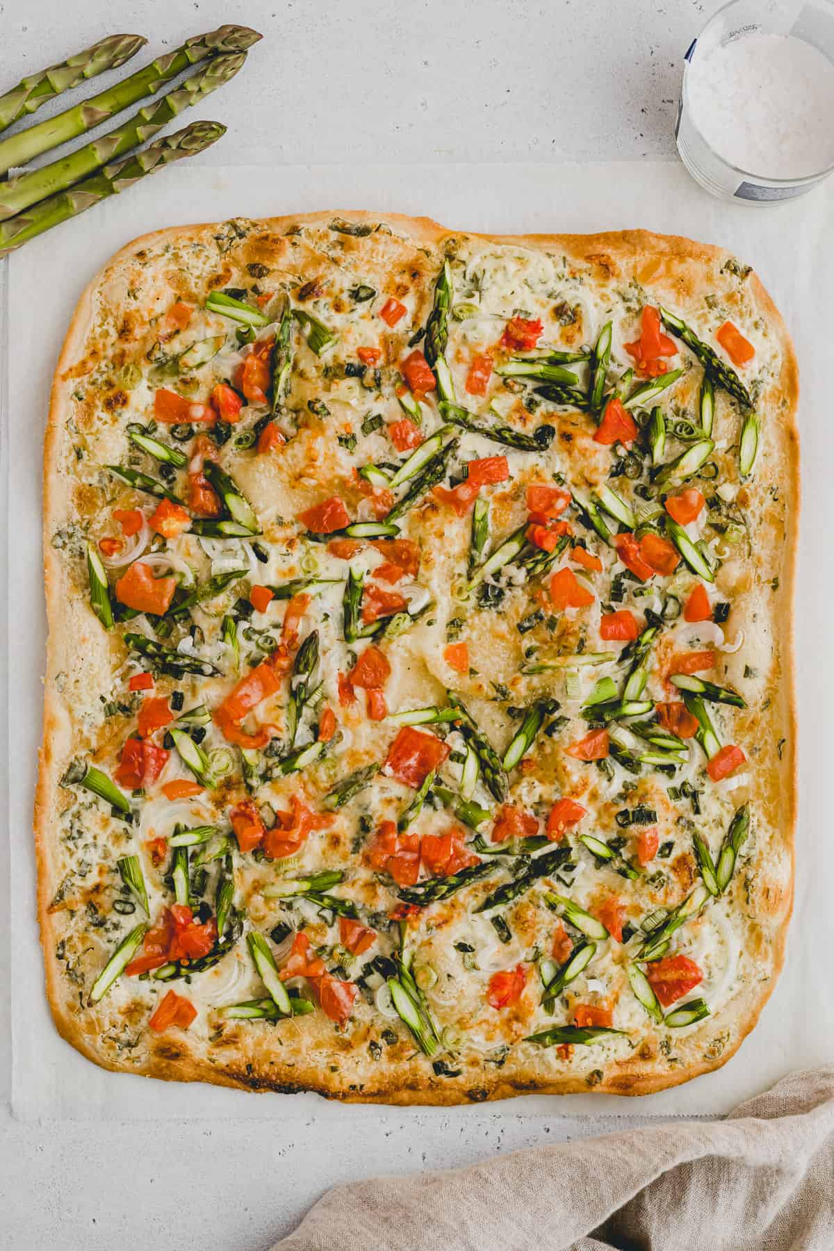 grüner spargel flammkuchen auf einem backpapier