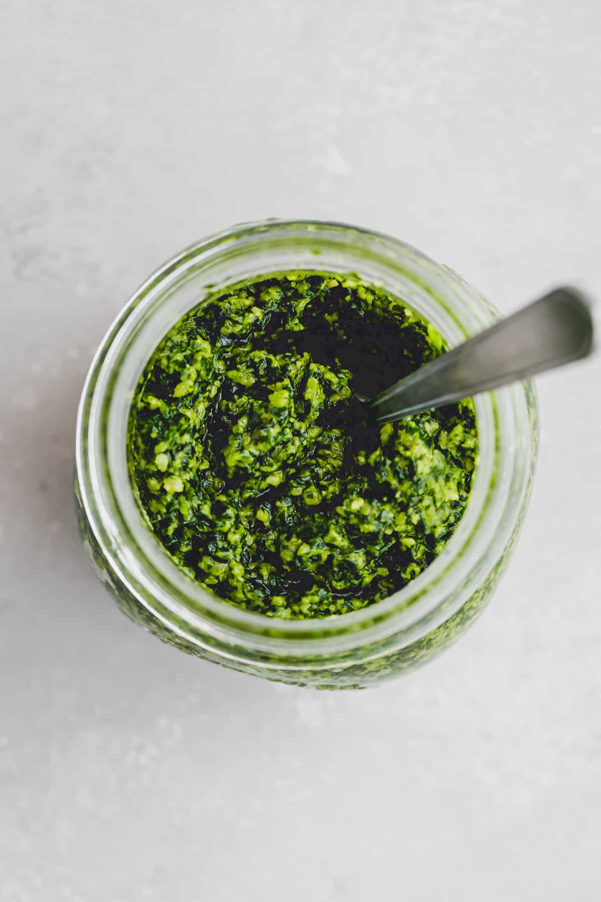 veganes bärlauchpesto in einem glas