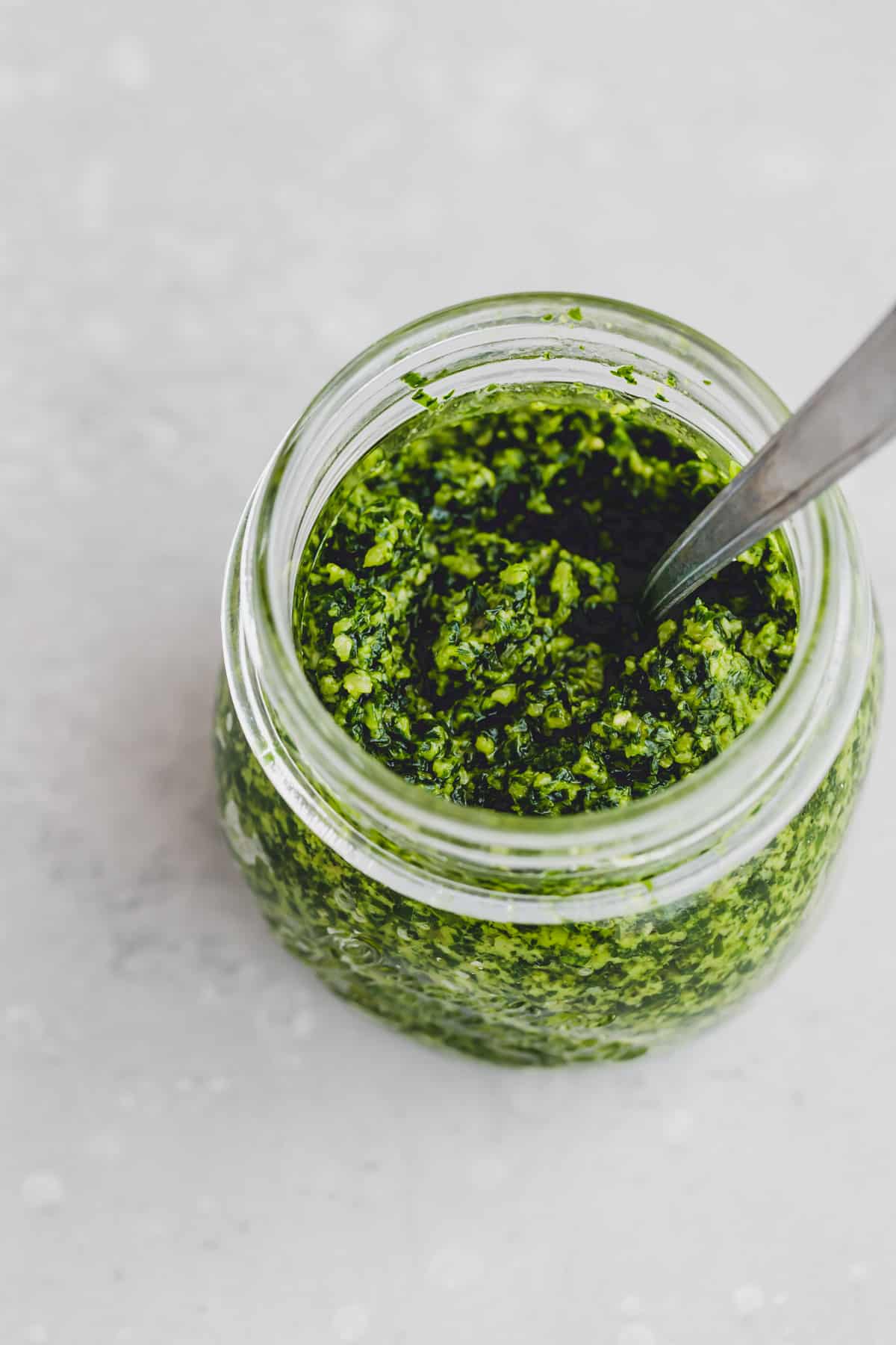 veganes bärlauchpesto in einem glas