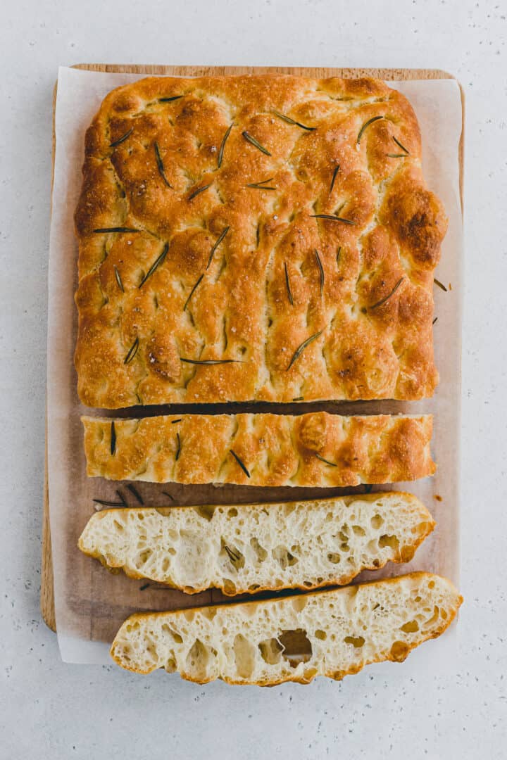 luftige angeschnittene focaccia auf einem schneidebrett