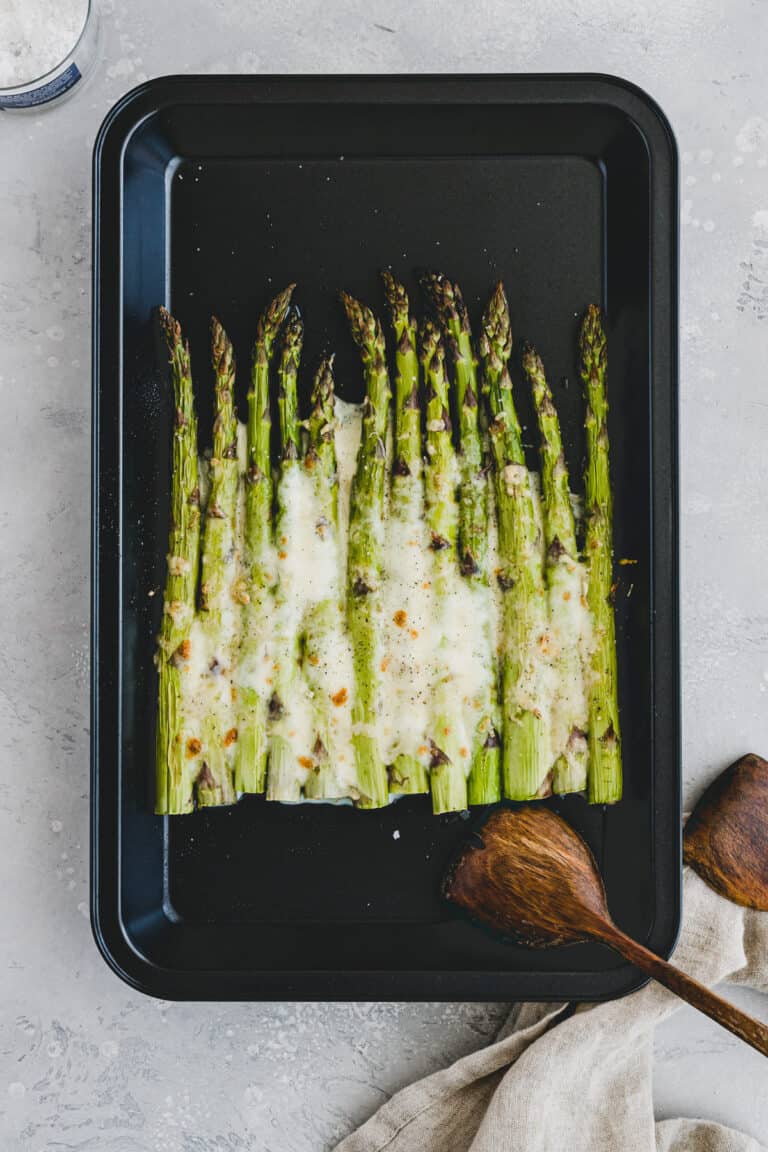 Grüner Spargel im Ofen mit Käse überbacken