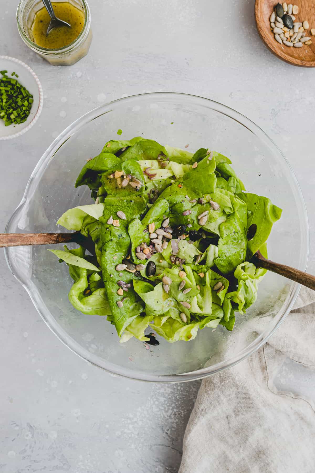 kopfsalat mit schalotten und kernen