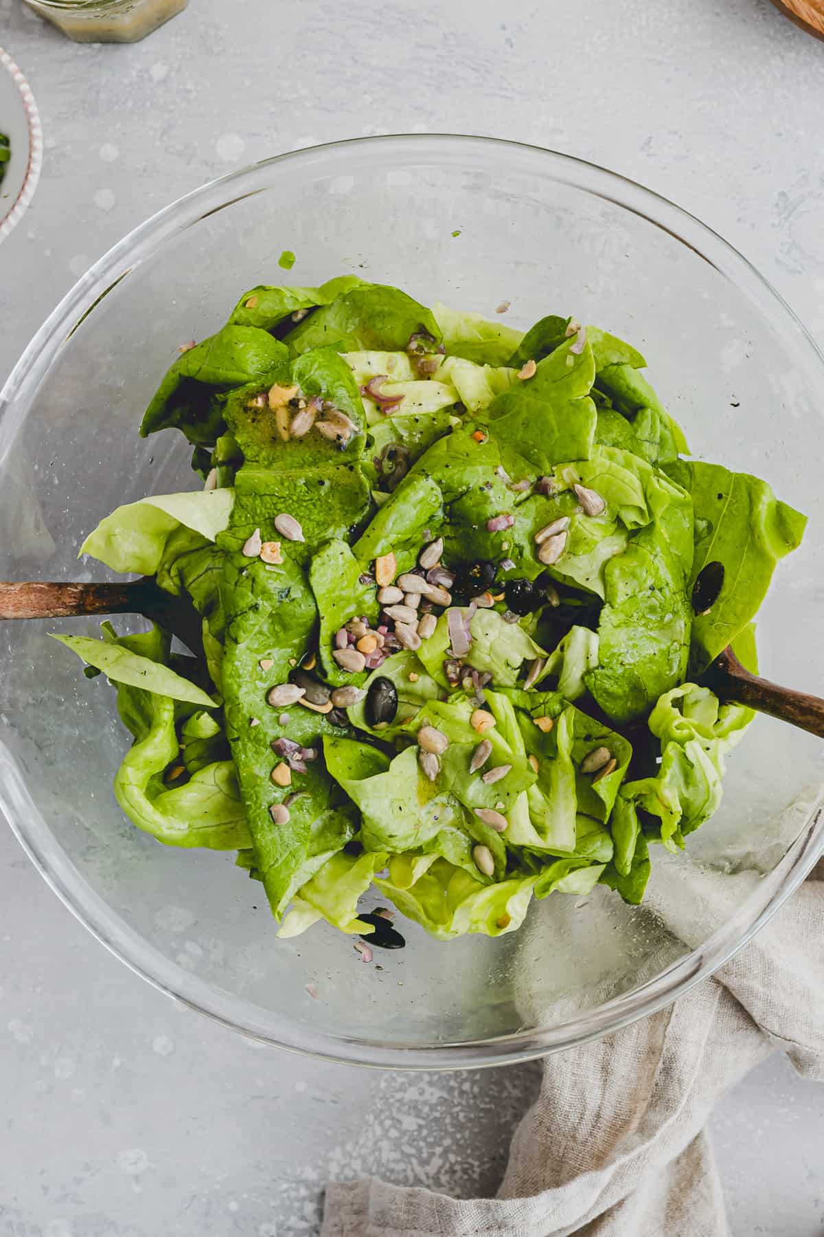 kopfsalat in einer glasschüssel