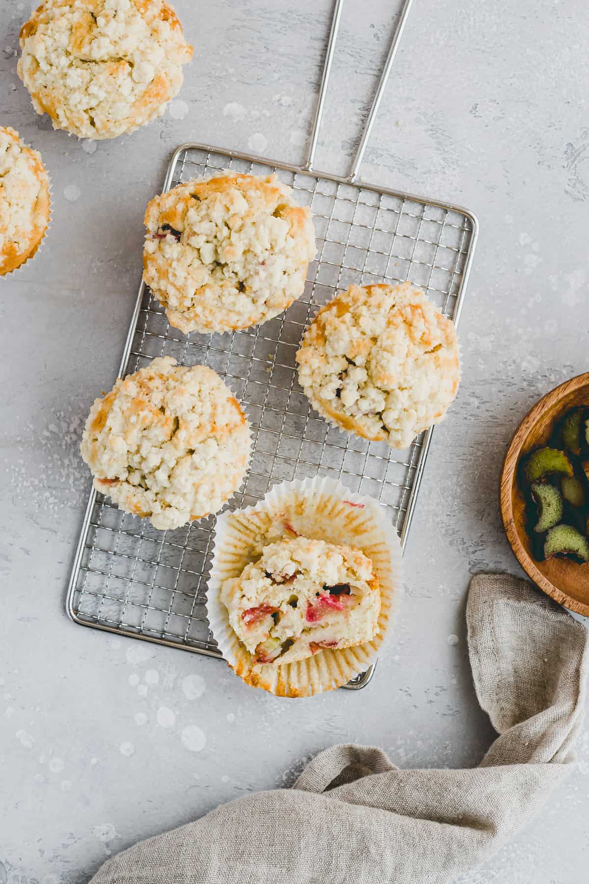 rhabarber muffins mit streuseln auf einem gitter