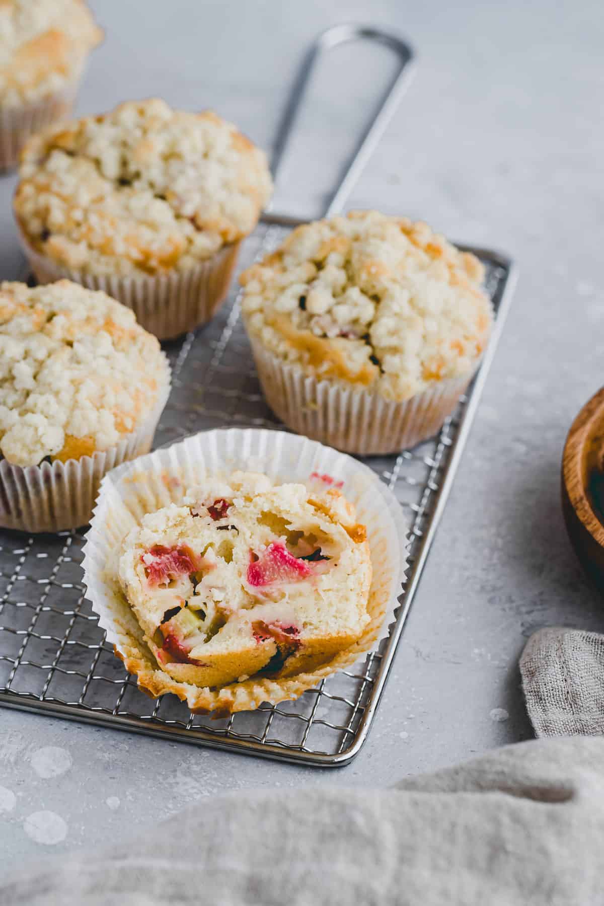 nahaufnahme von einem muffin mit rhabarber