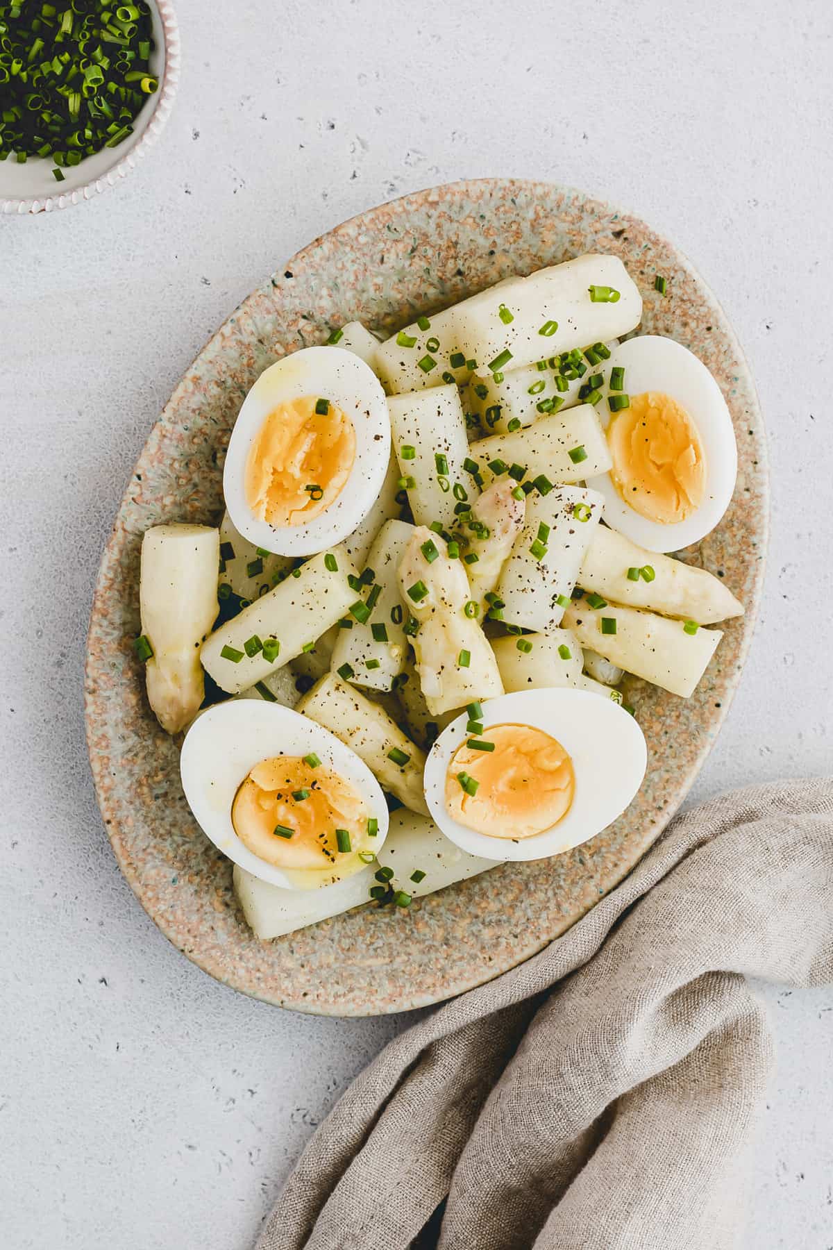 weisser spargelsalat mit ei und schnittlauch