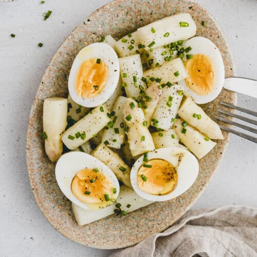 spargelsalat mit ei auf einem teller