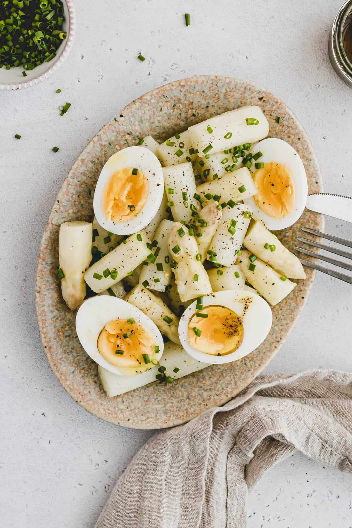 spargelsalat mit ei auf einem teller