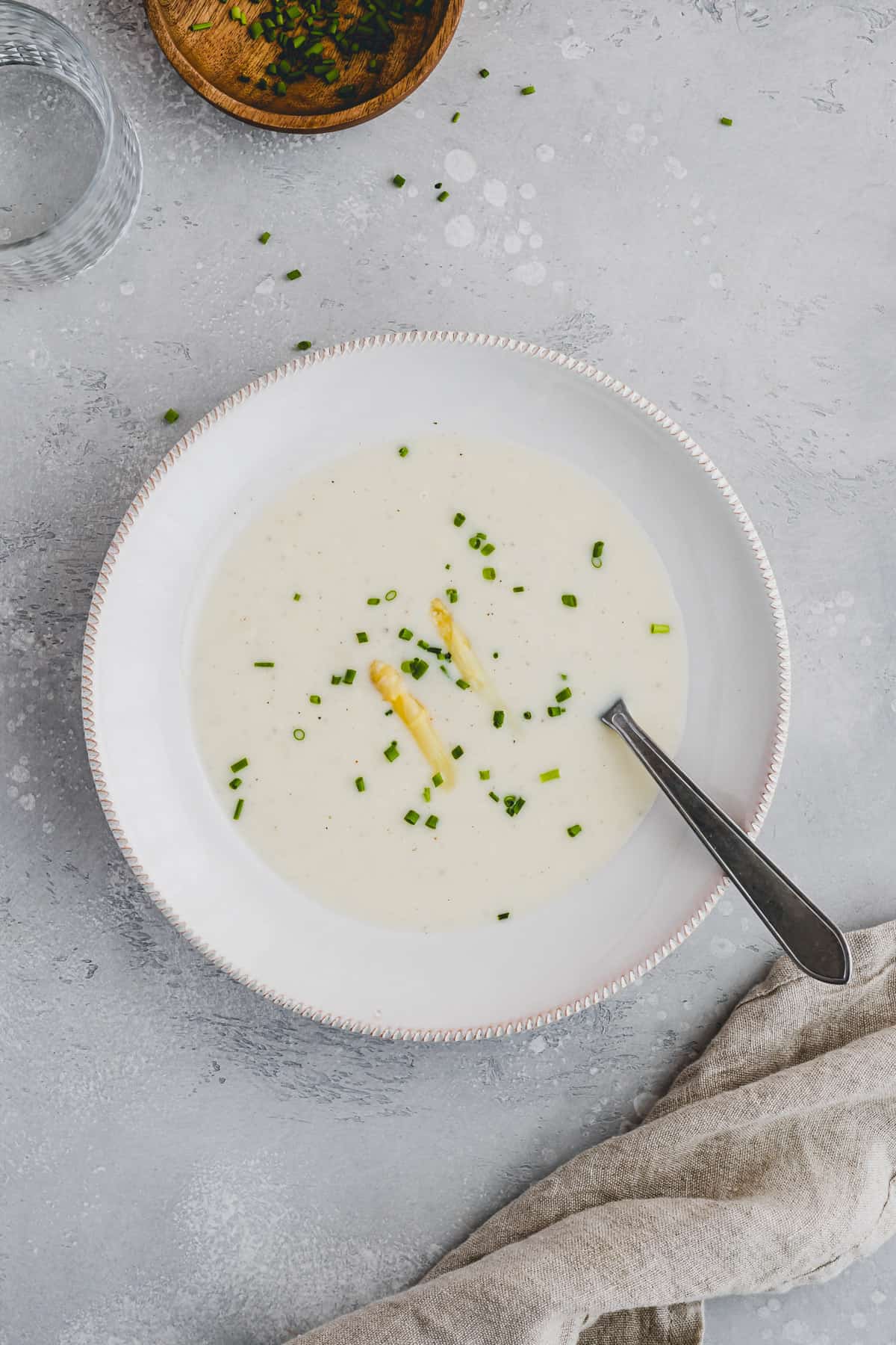 klassische spargelcremesuppe in einem suppenteller