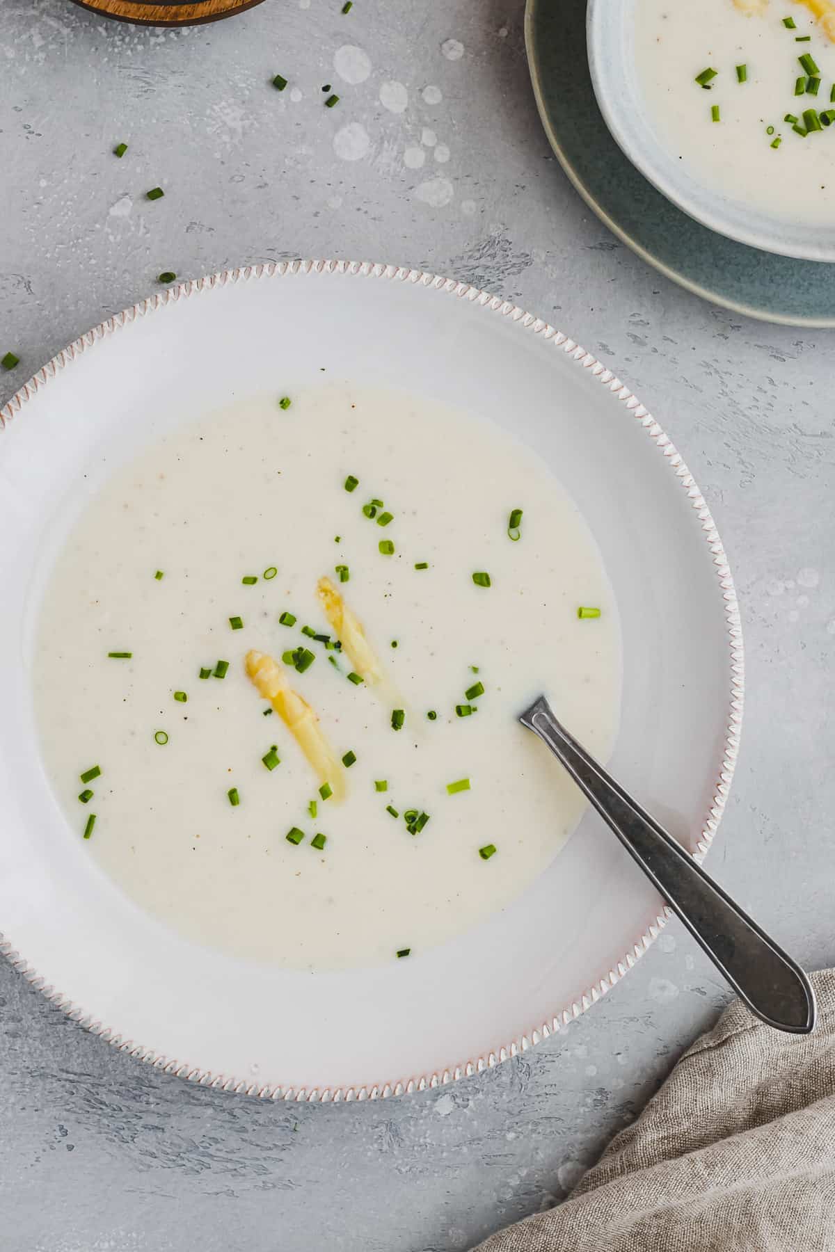 vegane spargelsuppe mit frischem spargel in einem suppenteller