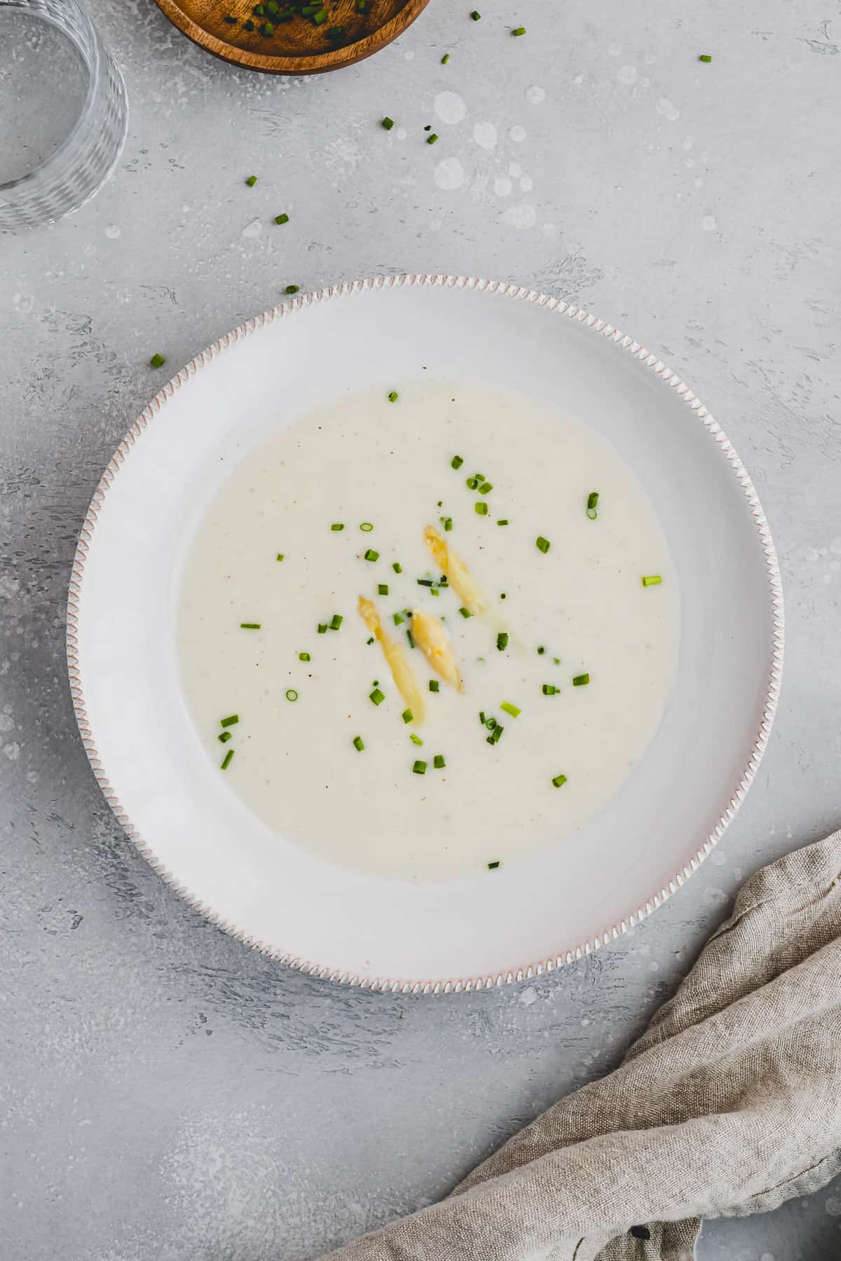 weisse spargelcremesuppe in einem suppenteller