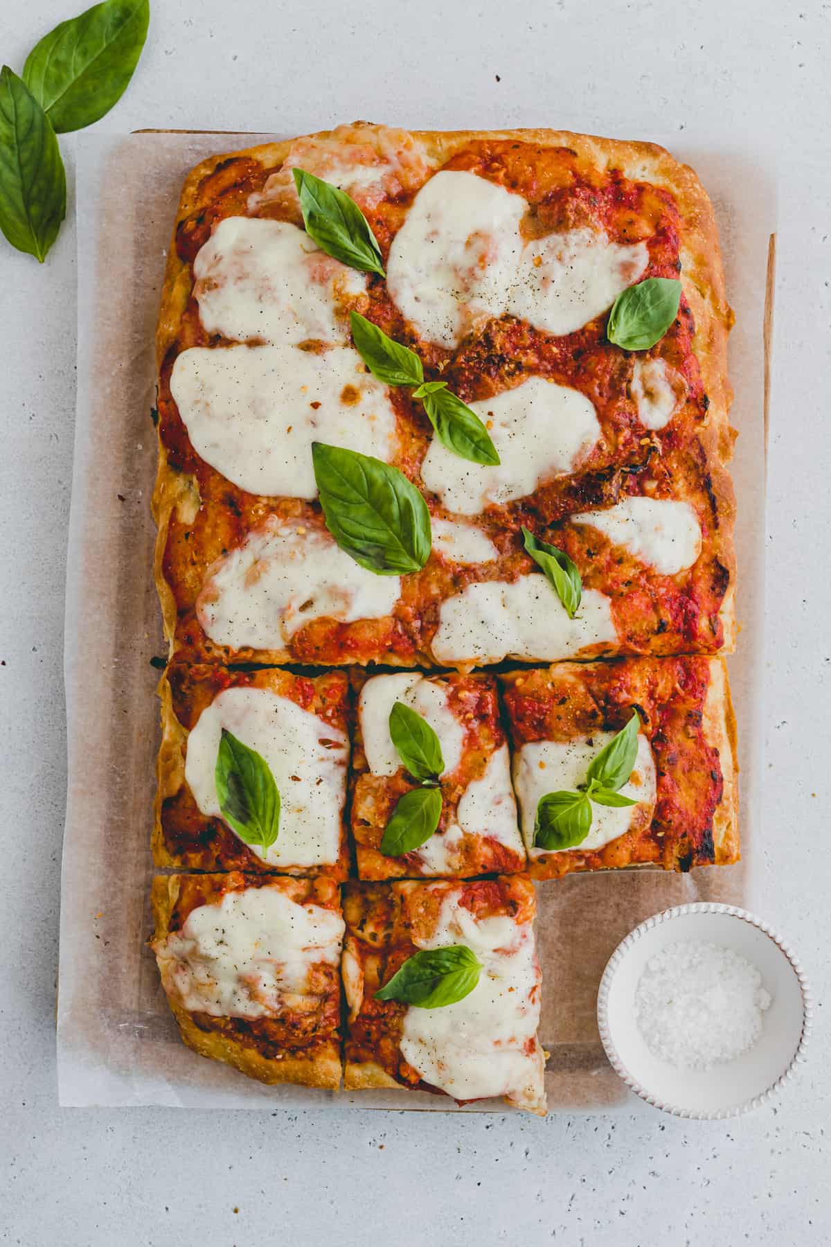 italienische pizza mit focaccia teig auf einem holzbrett