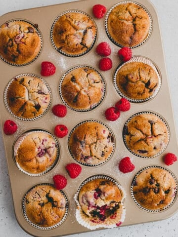himbeer muffins in einer muffinsform