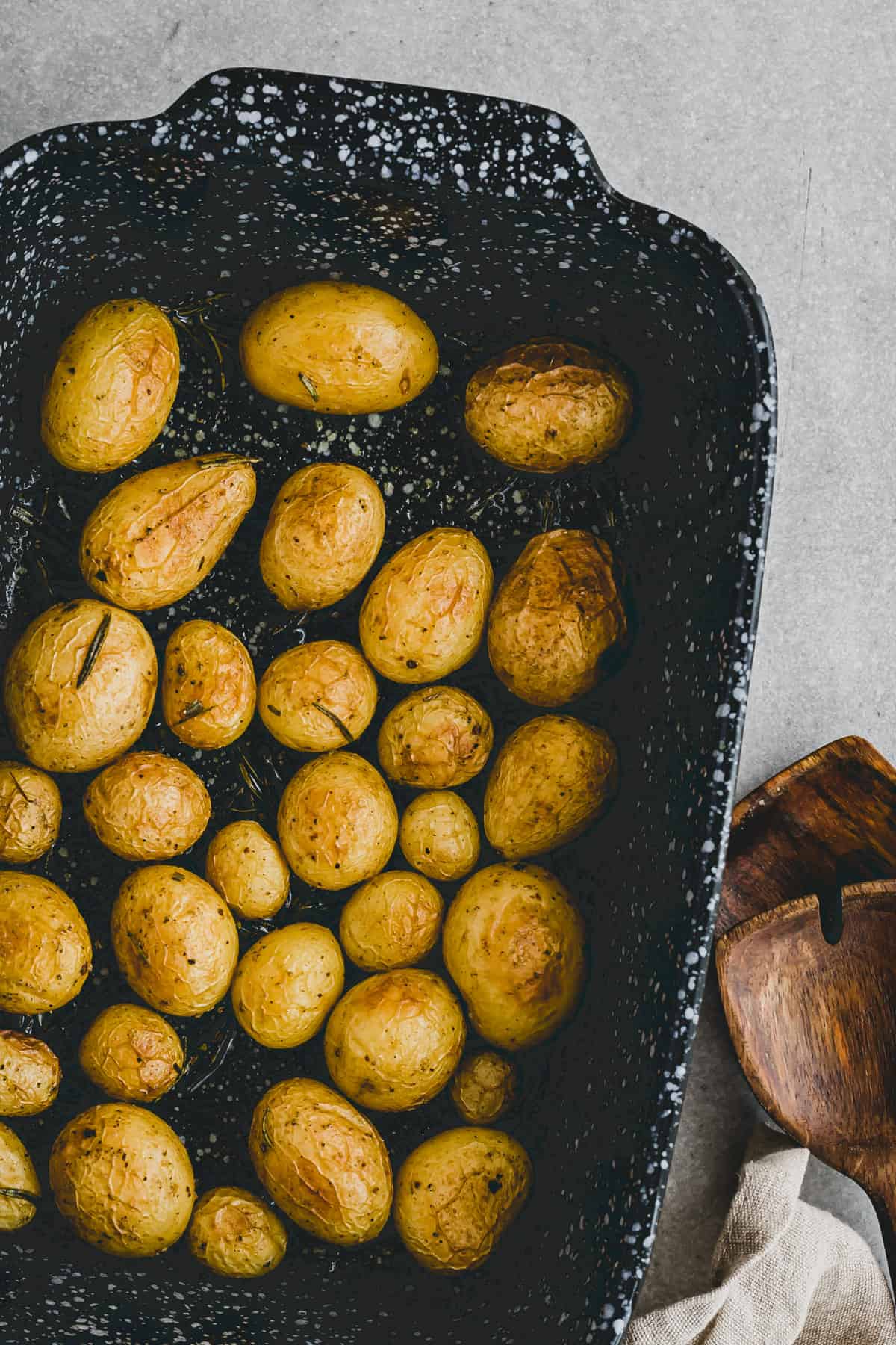 rosmarinkartoffeln aus dem ofen in einer gratinform