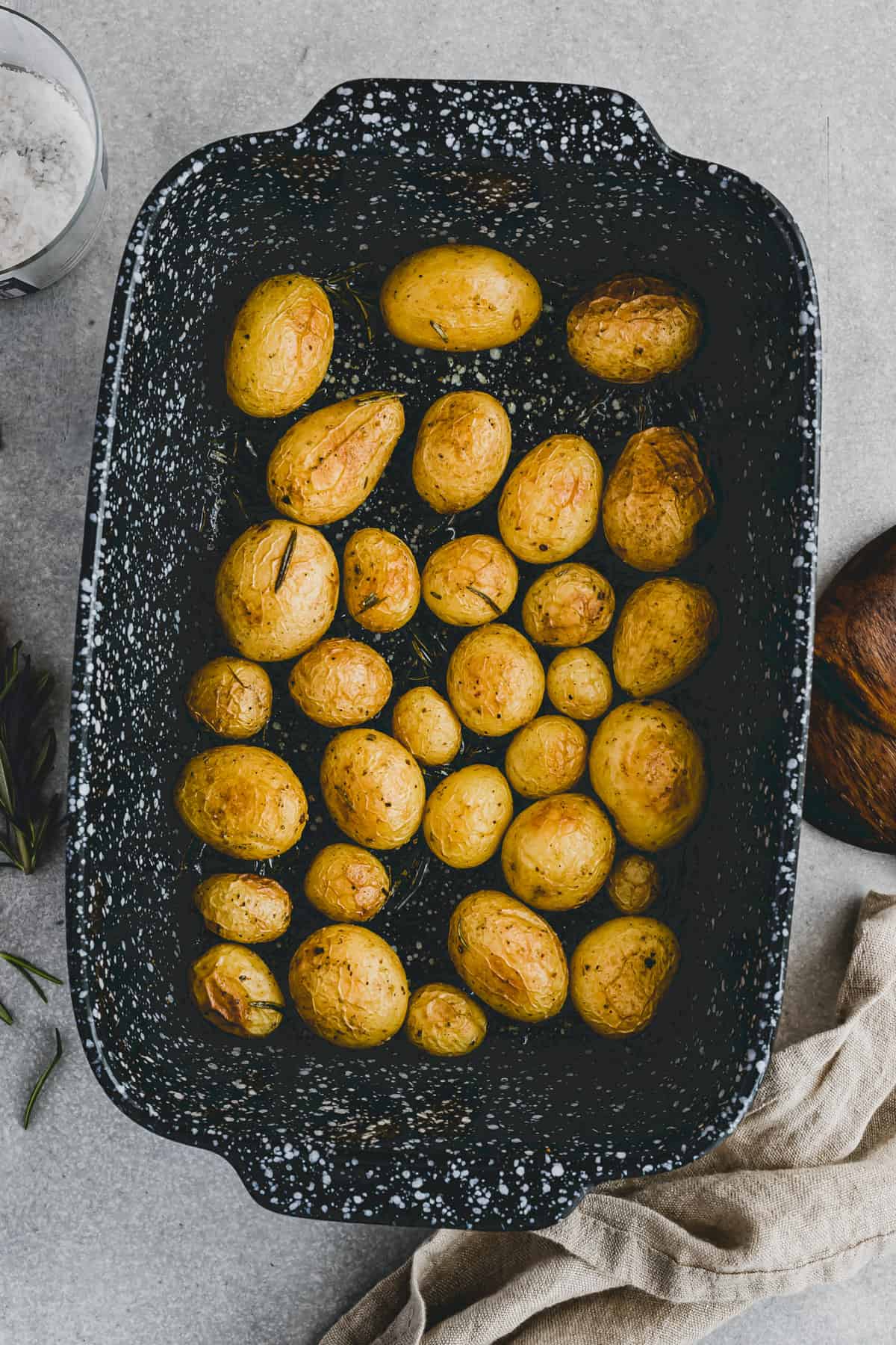 gebackene kleine ofenkartoffeln in einer auflaufform