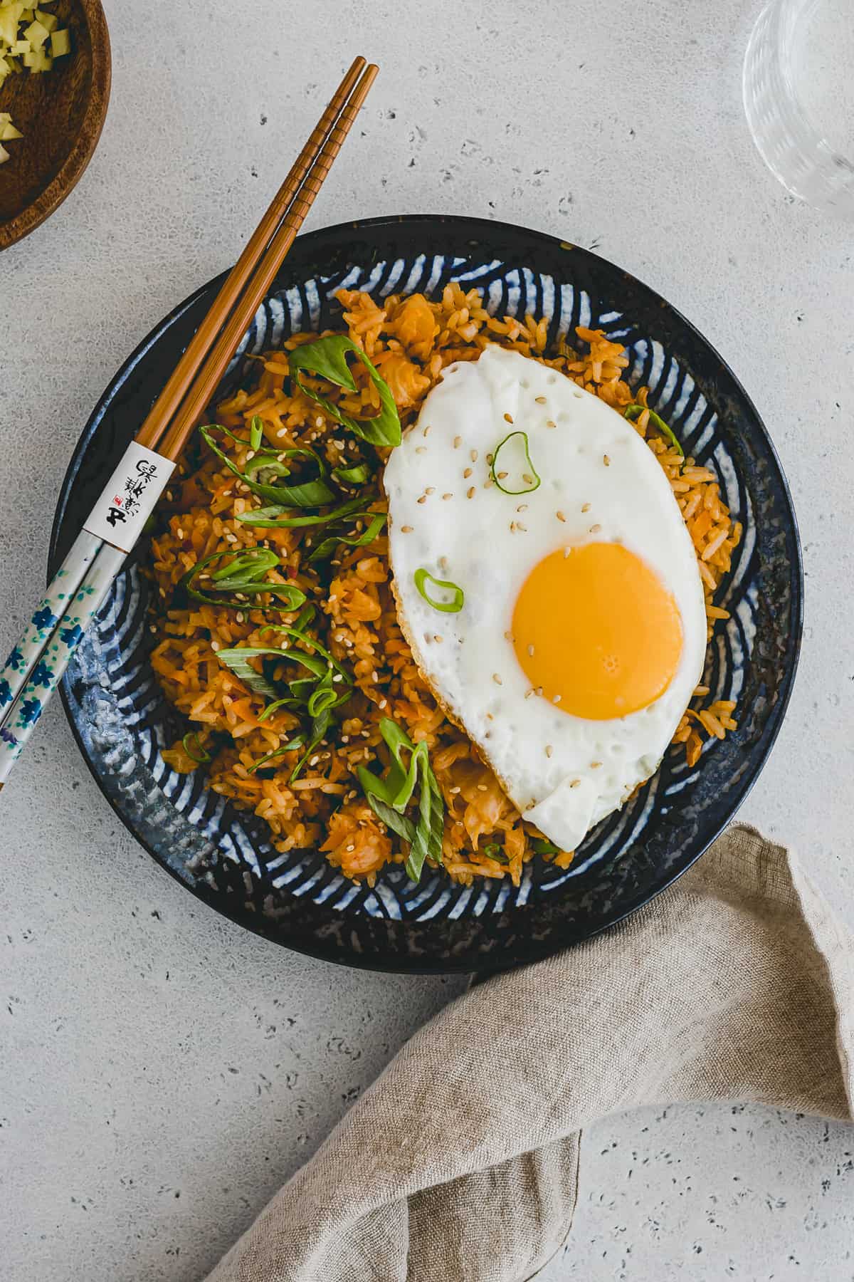 kimchi fried rice auf einem teller