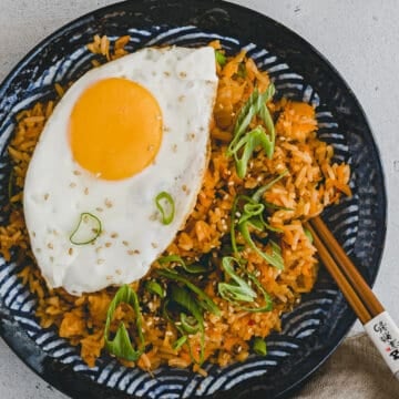 kimchi fried rice auf einem teller