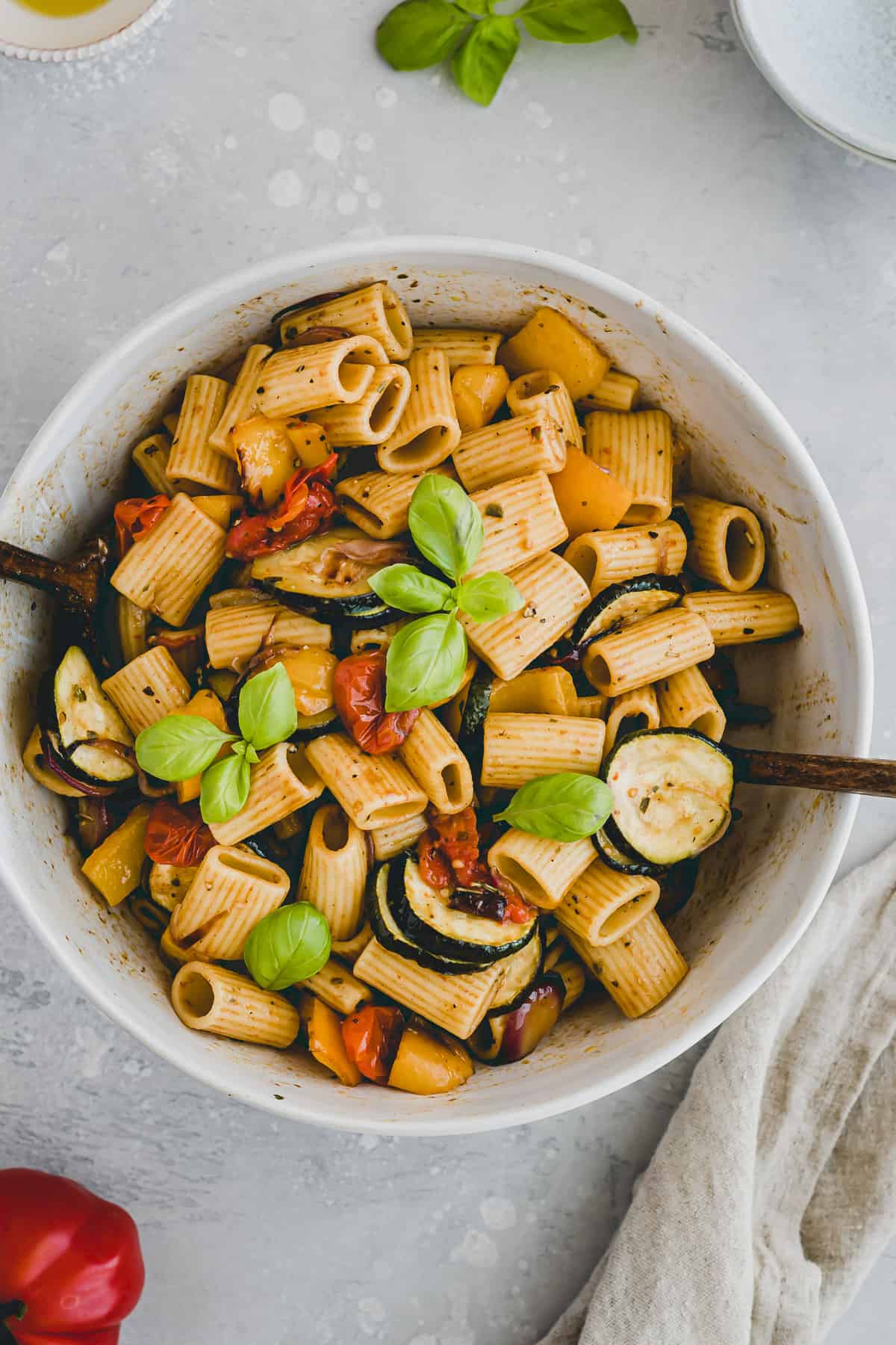 veganer nudelsalat mit gemüse in einer schüssel