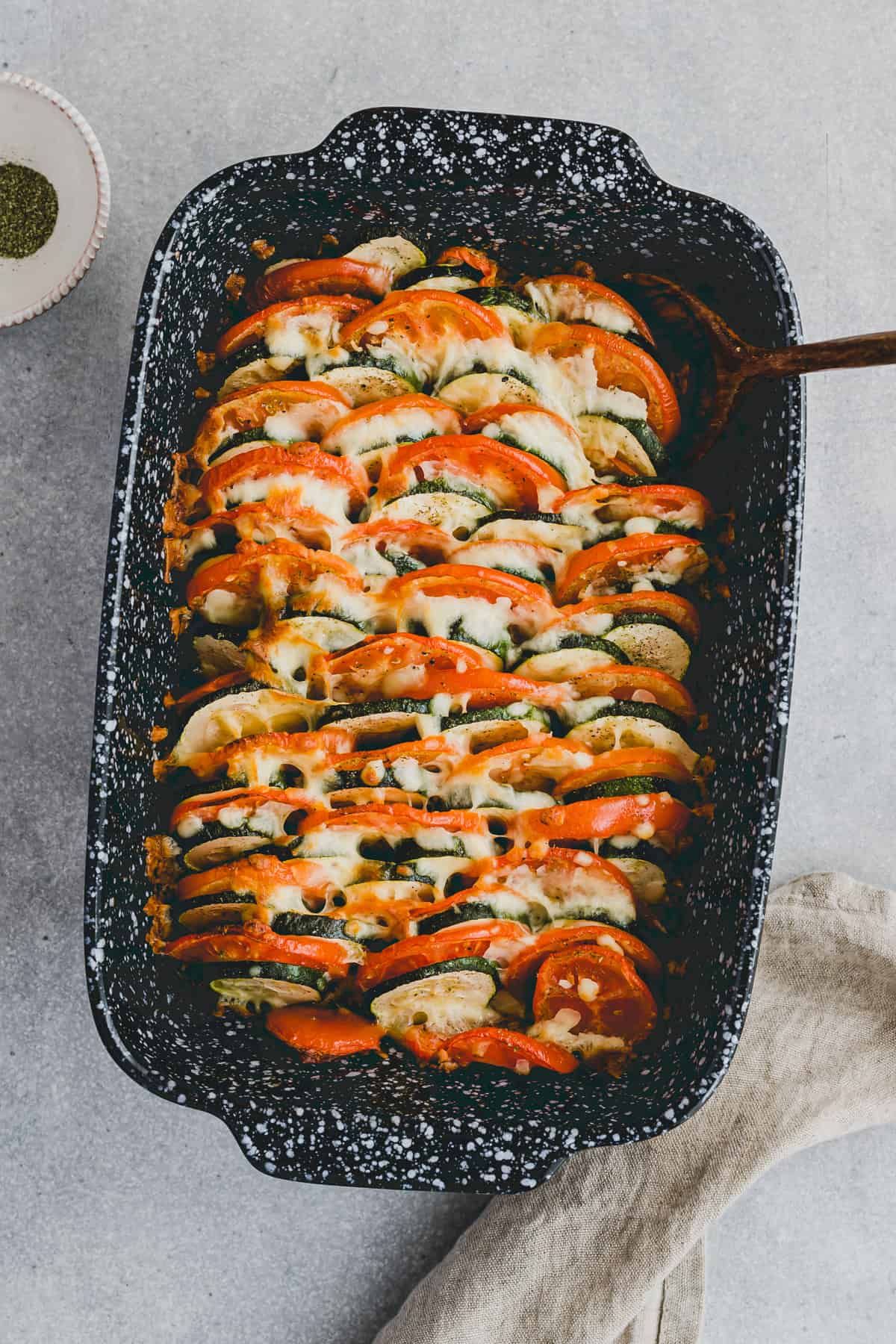 tomaten zucchini auflauf mit käse überbacken in einer auflaufform