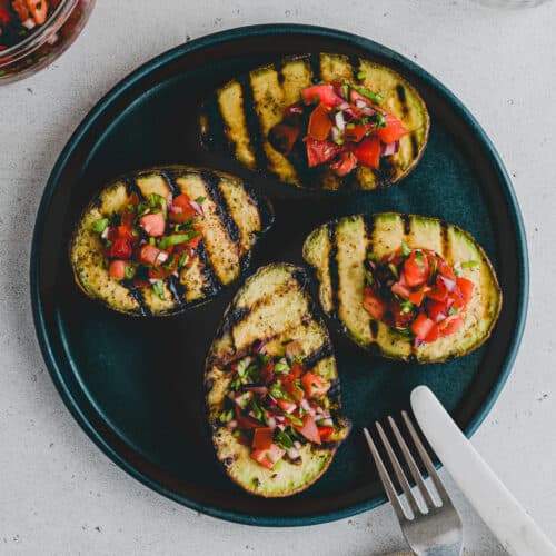 gegrillte avocado mit tomatensalsa gefüllt