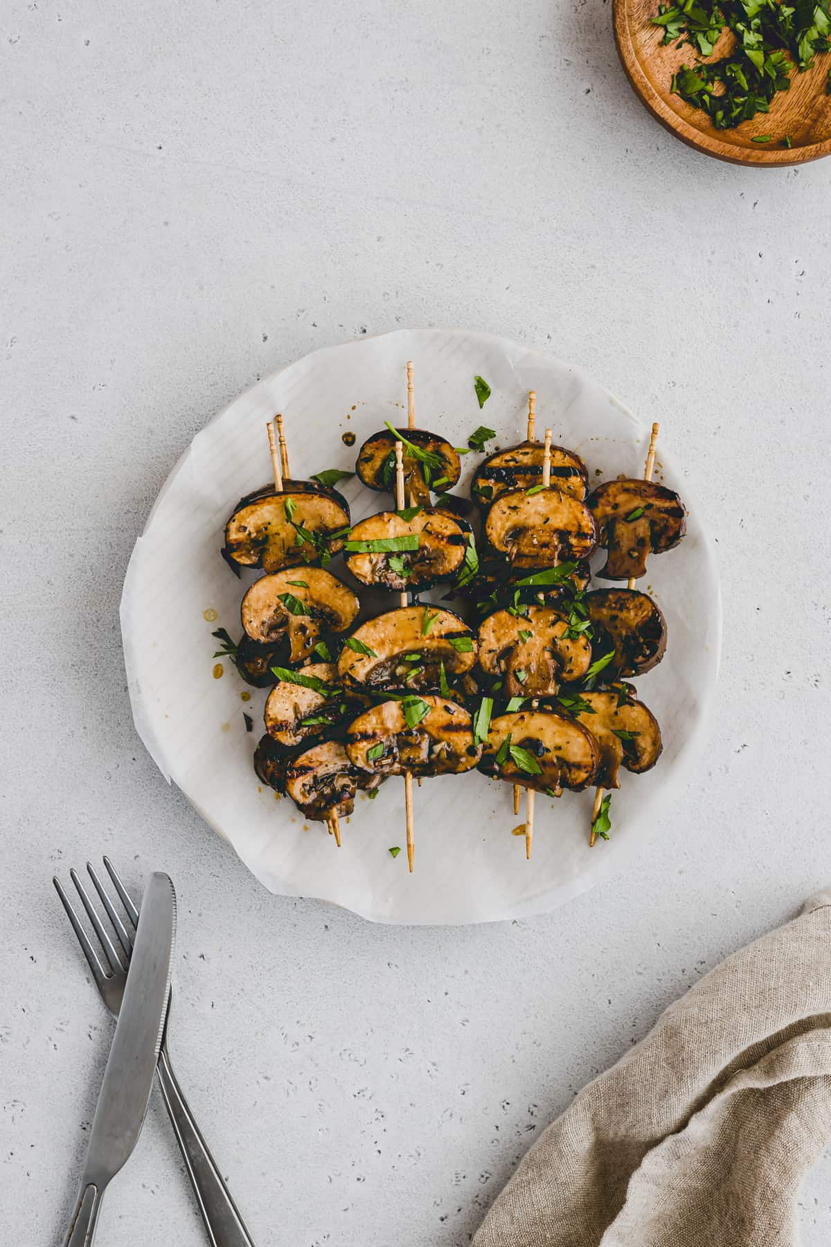 gegrillte champignon-spiesse auf einem teller